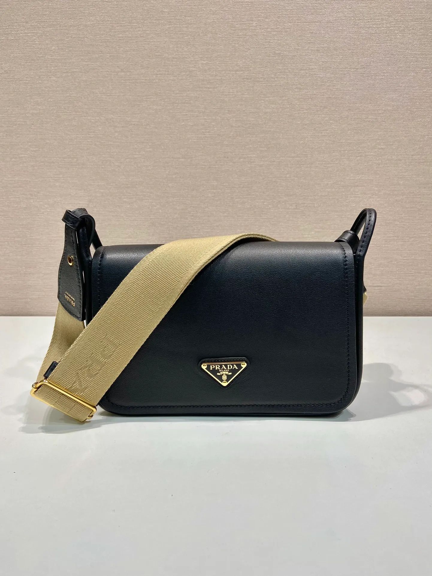 💰1560👏New double shoulder bag👏1BD372🎉 This leather shoulder bag has a simple design, made of imported calfskin, with a metal triangle logo and flip cover design on the front. It is equipped with 2 detachable logo webbing and leather shoulder straps, which can be exchanged at any time for different outfits and occasions😘😘to highlight its modern style. High fashion is the main fashion for daily matching. Hurry up and get it, it’s so beautiful👏👏 Length 23x Height 15x Bottom 8.5cm