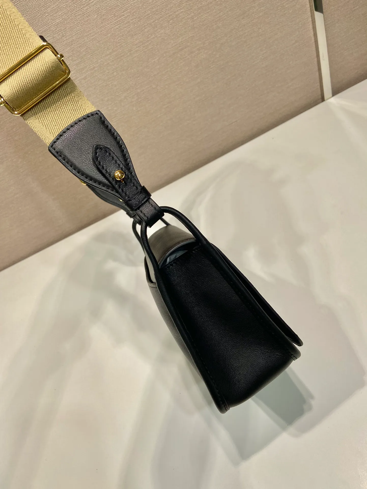 💰1560👏New double shoulder bag👏1BD372🎉 This leather shoulder bag has a simple design, made of imported calfskin, with a metal triangle logo and flip cover design on the front. It is equipped with 2 detachable logo webbing and leather shoulder straps, which can be exchanged at any time for different outfits and occasions😘😘to highlight its modern style. High fashion is the main fashion for daily matching. Hurry up and get it, it’s so beautiful👏👏 Length 23x Height 15x Bottom 8.5cm