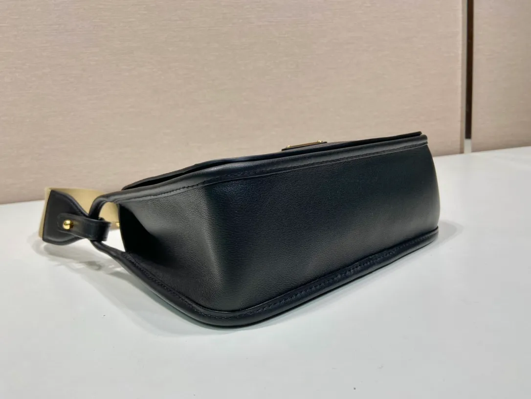 💰1560👏New double shoulder bag👏1BD372🎉 This leather shoulder bag has a simple design, made of imported calfskin, with a metal triangle logo and flip cover design on the front. It is equipped with 2 detachable logo webbing and leather shoulder straps, which can be exchanged at any time for different outfits and occasions😘😘to highlight its modern style. High fashion is the main fashion for daily matching. Hurry up and get it, it’s so beautiful👏👏 Length 23x Height 15x Bottom 8.5cm
