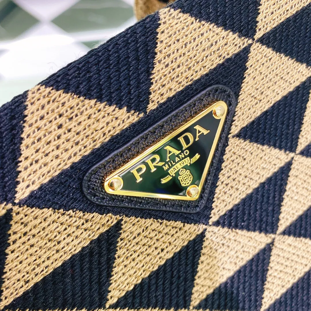 💰1560✨New product debut✨🌟New product, new series embroidered triangle plaid tote bag 1BA354 medium size. The new fashion favorite tote bag that is popular all over the world. The bag is embroidered with triangular geometric patterns all over the body and imported cross-grain cowhide trim. The overall bag is simple, elegant and luxurious in texture. The golden triangle logo on the front is added with Saffiano cowhide name plate. It is equipped with a detachable full leather shoulder strap. It has a large capacity and is full of matching points. A must-have tote bag for little fairies, size 22*9*28cm