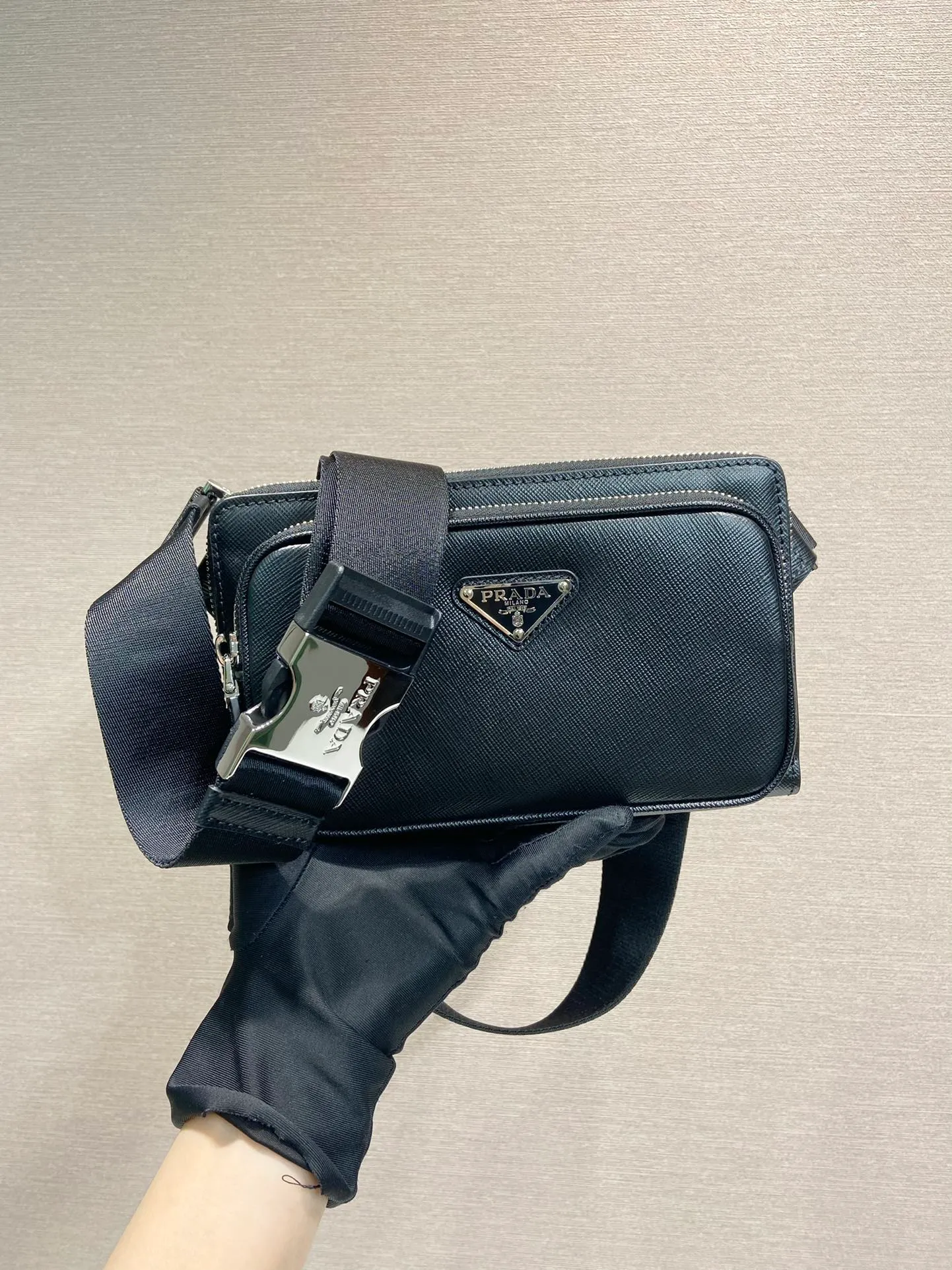 💰1320🎉New waist bag🎉2VH156🎉 This simple and versatile waist bag/chest bag adopts imported cross pattern, showing modern charm with technological details. Regenerated nylon adjustable shoulder strap with top-grade metal buckle and external zippered pocket, small back pocket and internal card slots. Very functional and the upper body effect is very cool. Another popular style that never goes out of style🎉🎉 Length 21x Height 13x Bottom 2.5cm