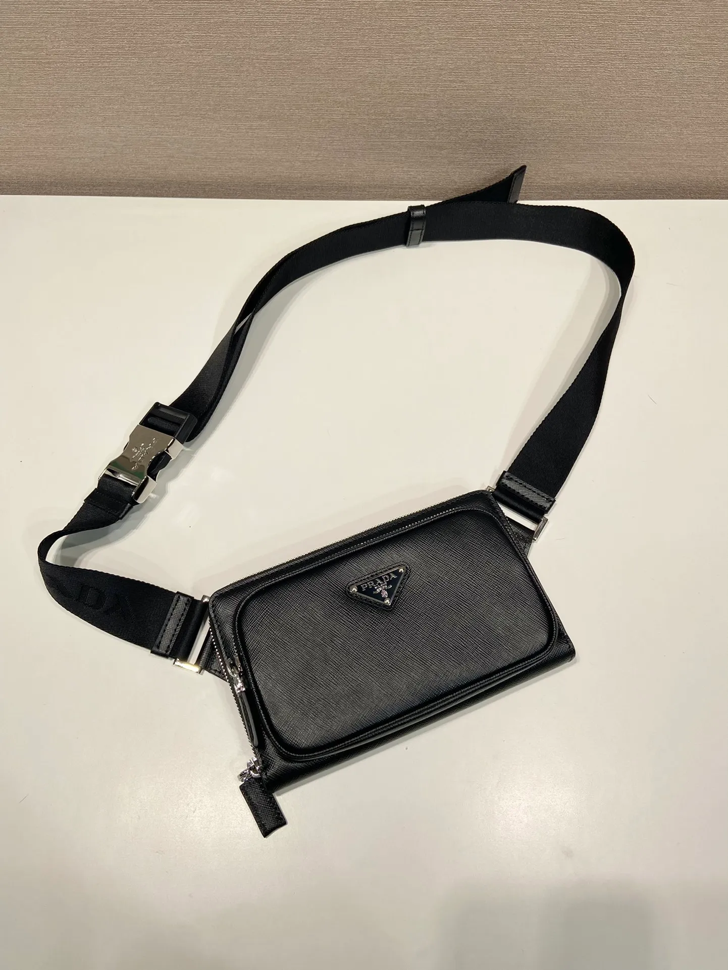 💰1320🎉New waist bag🎉2VH156🎉 This simple and versatile waist bag/chest bag adopts imported cross pattern, showing modern charm with technological details. Regenerated nylon adjustable shoulder strap with top-grade metal buckle and external zippered pocket, small back pocket and internal card slots. Very functional and the upper body effect is very cool. Another popular style that never goes out of style🎉🎉 Length 21x Height 13x Bottom 2.5cm