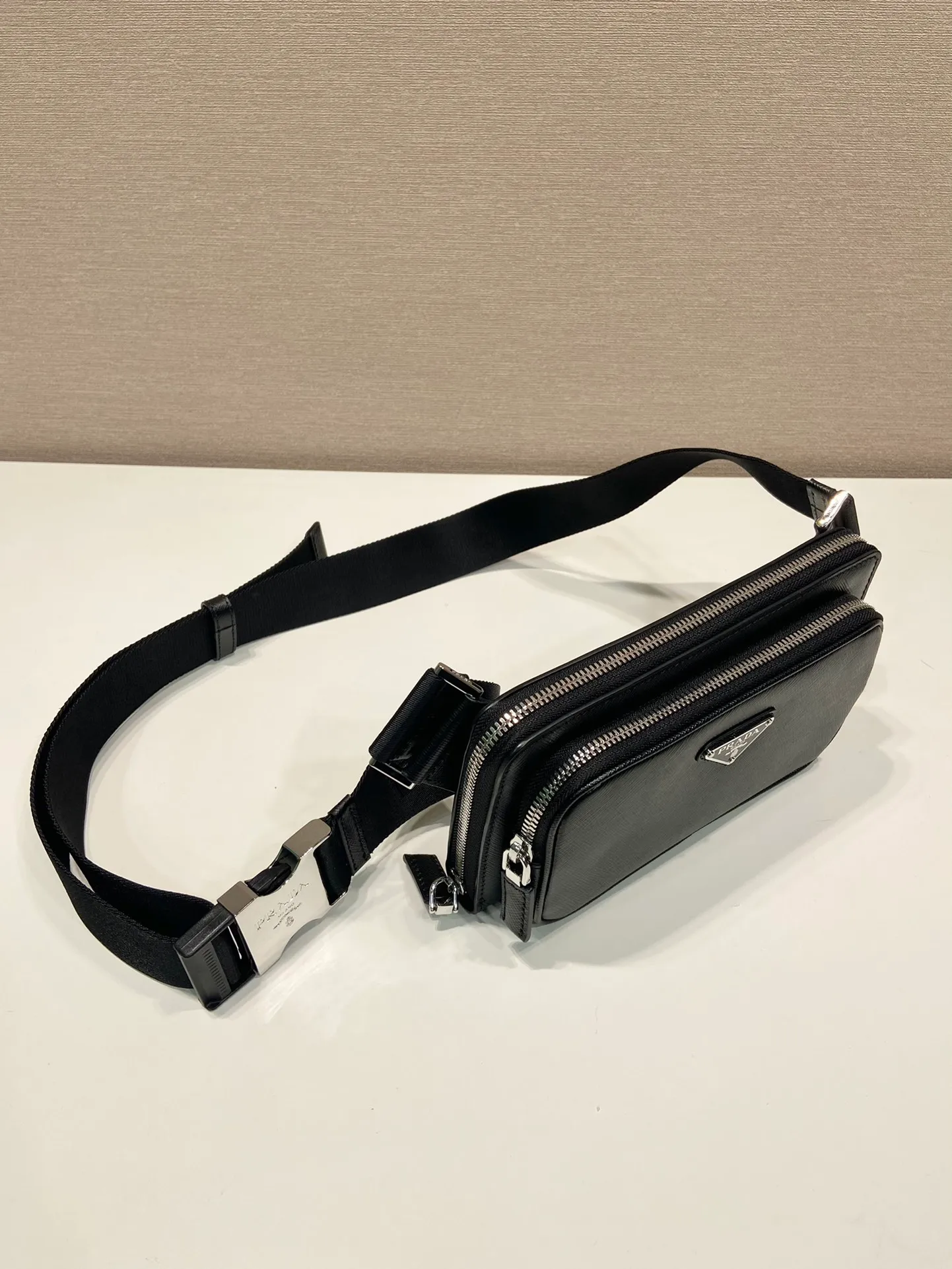 💰1320🎉New waist bag🎉2VH156🎉 This simple and versatile waist bag/chest bag adopts imported cross pattern, showing modern charm with technological details. Regenerated nylon adjustable shoulder strap with top-grade metal buckle and external zippered pocket, small back pocket and internal card slots. Very functional and the upper body effect is very cool. Another popular style that never goes out of style🎉🎉 Length 21x Height 13x Bottom 2.5cm