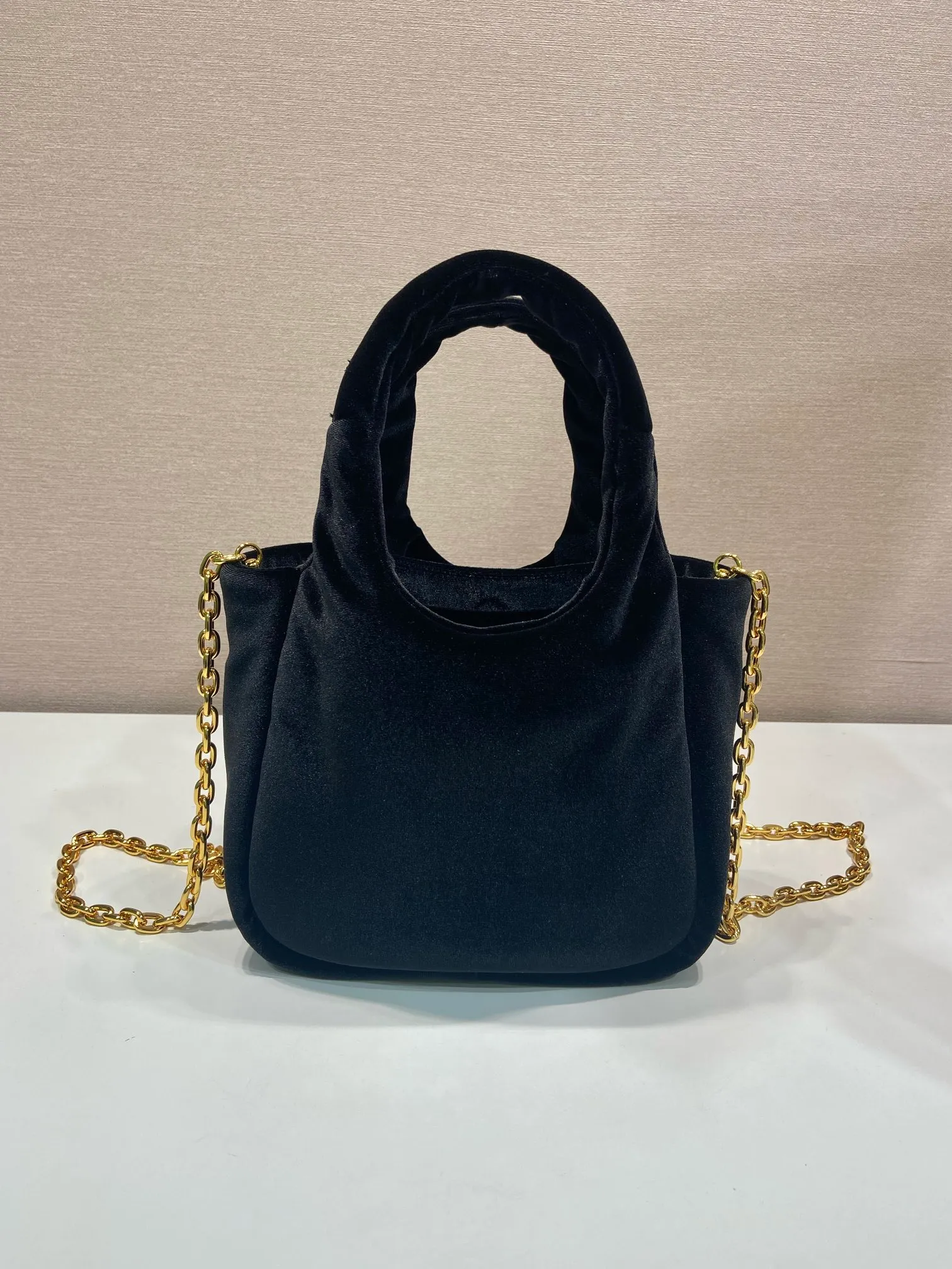 💰1060🎉Velvet bucket bag🎉1BA410 upgraded version🎉 This velvet-textured mini handbag has a soft silhouette and smooth lines. Decorated with the classic enameled triangular metal logo, it is refined and elegant with contemporary appeal. Velvet texture handle, detachable and adjustable iron shoulder strap, with three compartments, large capacity, fashionable and practical, hurry up and get it. 🎉 Length 17x Height 15x Bottom 8cm🎉🎉🎉👏👏👏