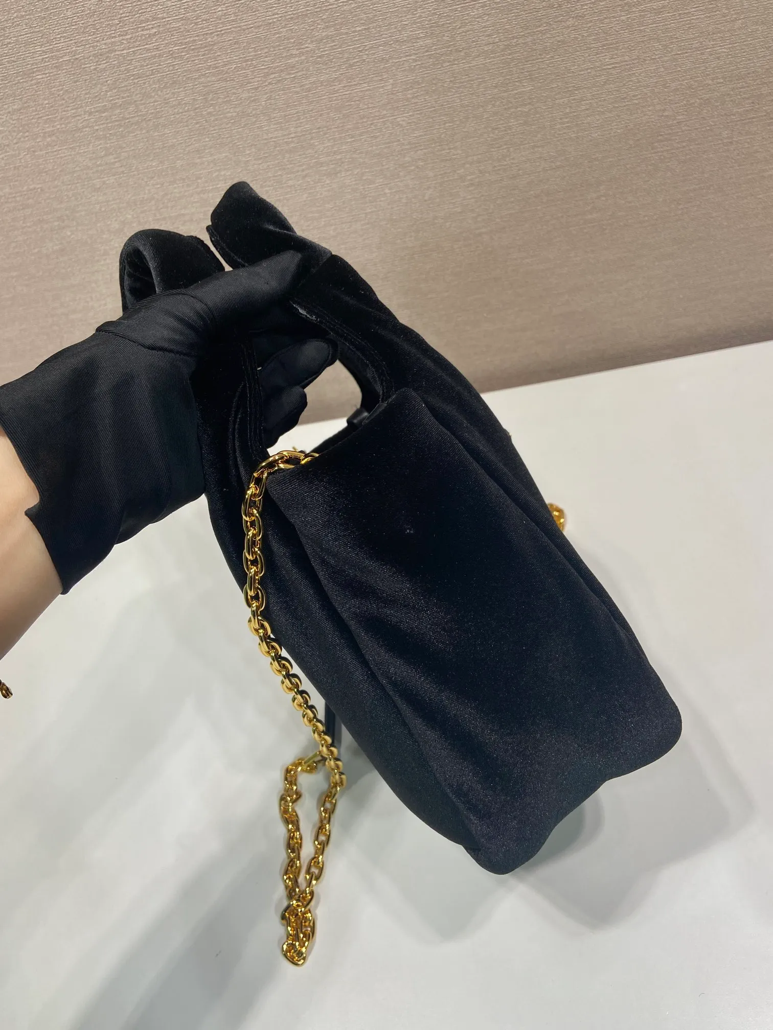 💰1060🎉Velvet bucket bag🎉1BA410 upgraded version🎉 This velvet-textured mini handbag has a soft silhouette and smooth lines. Decorated with the classic enameled triangular metal logo, it is refined and elegant with contemporary appeal. Velvet texture handle, detachable and adjustable iron shoulder strap, with three compartments, large capacity, fashionable and practical, hurry up and get it. 🎉 Length 17x Height 15x Bottom 8cm🎉🎉🎉👏👏👏
