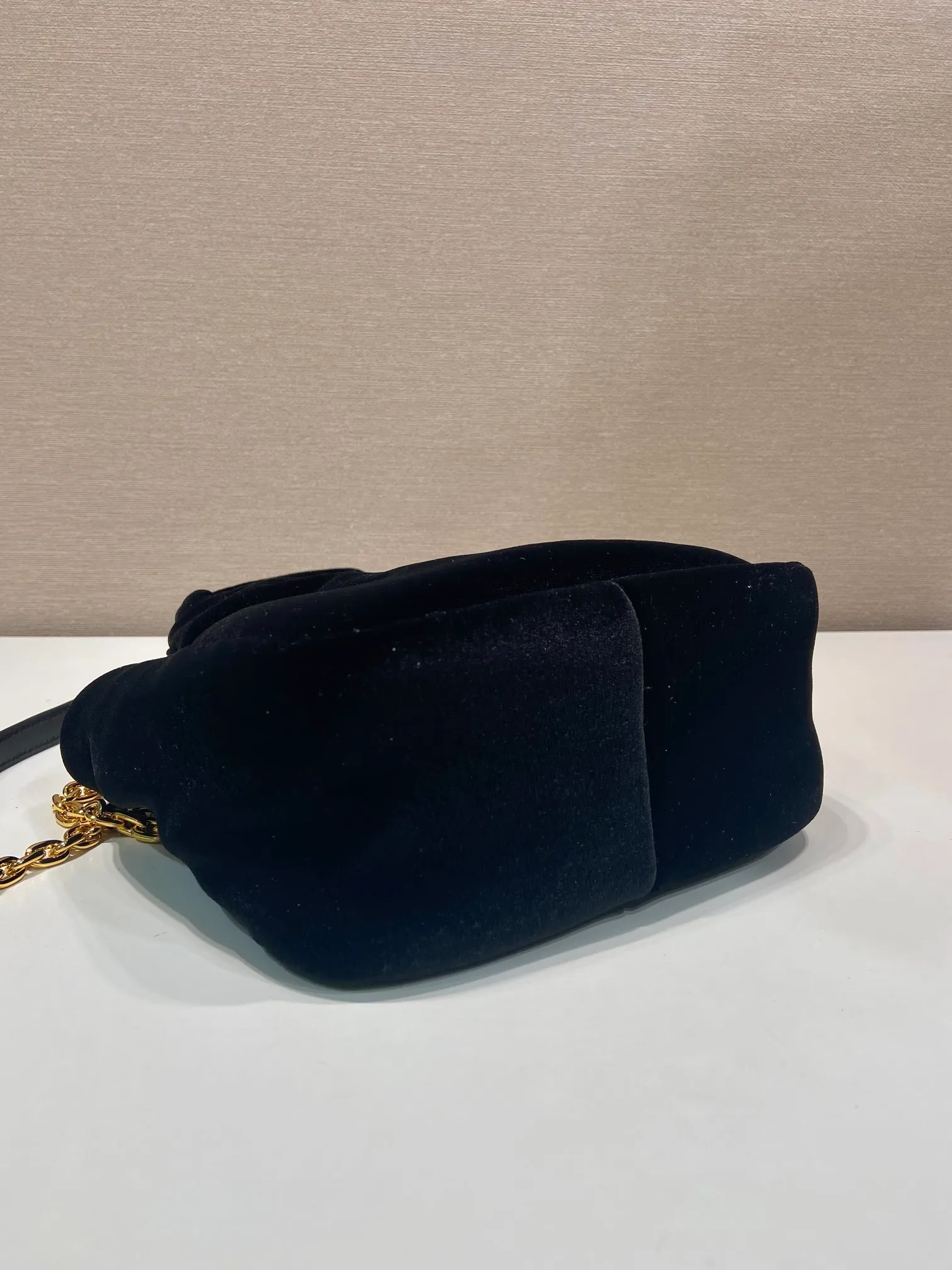💰1060🎉Velvet bucket bag🎉1BA410 upgraded version🎉 This velvet-textured mini handbag has a soft silhouette and smooth lines. Decorated with the classic enameled triangular metal logo, it is refined and elegant with contemporary appeal. Velvet texture handle, detachable and adjustable iron shoulder strap, with three compartments, large capacity, fashionable and practical, hurry up and get it. 🎉 Length 17x Height 15x Bottom 8cm🎉🎉🎉👏👏👏