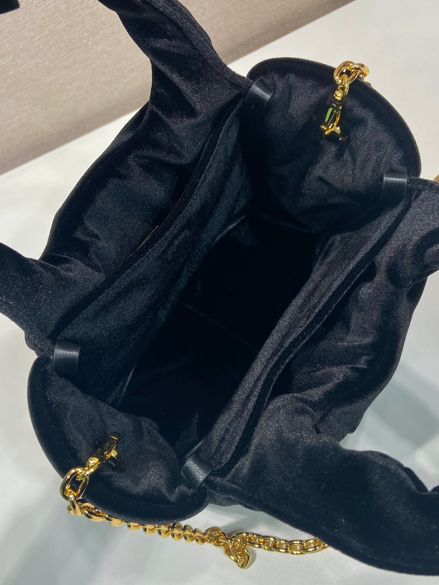 💰1060🎉Velvet bucket bag🎉1BA410 upgraded version🎉 This velvet-textured mini handbag has a soft silhouette and smooth lines. Decorated with the classic enameled triangular metal logo, it is refined and elegant with contemporary appeal. Velvet texture handle, detachable and adjustable iron shoulder strap, with three compartments, large capacity, fashionable and practical, hurry up and get it. 🎉 Length 17x Height 15x Bottom 8cm🎉🎉🎉👏👏👏