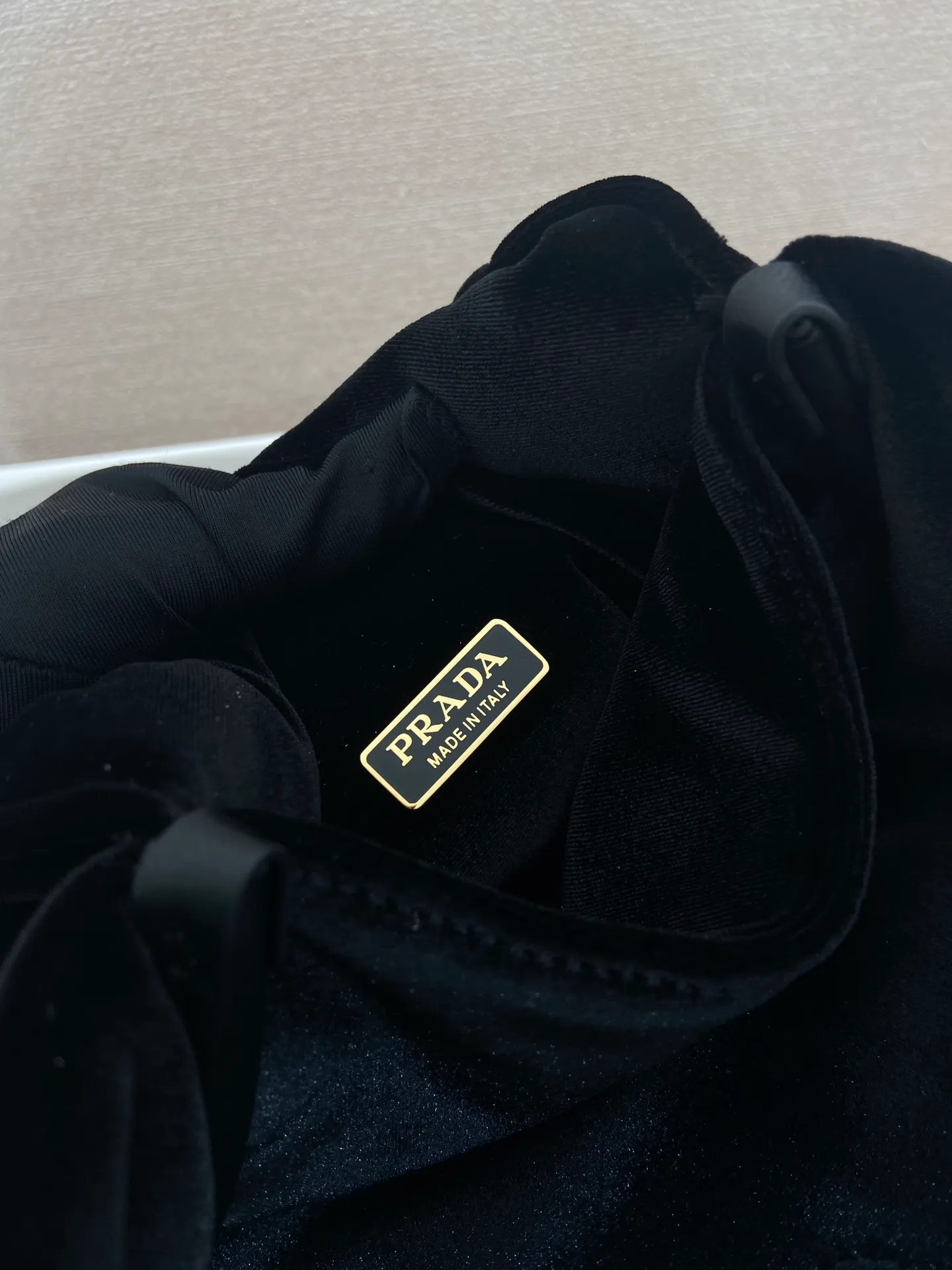 💰1060🎉Velvet bucket bag🎉1BA410 upgraded version🎉 This velvet-textured mini handbag has a soft silhouette and smooth lines. Decorated with the classic enameled triangular metal logo, it is refined and elegant with contemporary appeal. Velvet texture handle, detachable and adjustable iron shoulder strap, with three compartments, large capacity, fashionable and practical, hurry up and get it. 🎉 Length 17x Height 15x Bottom 8cm🎉🎉🎉👏👏👏