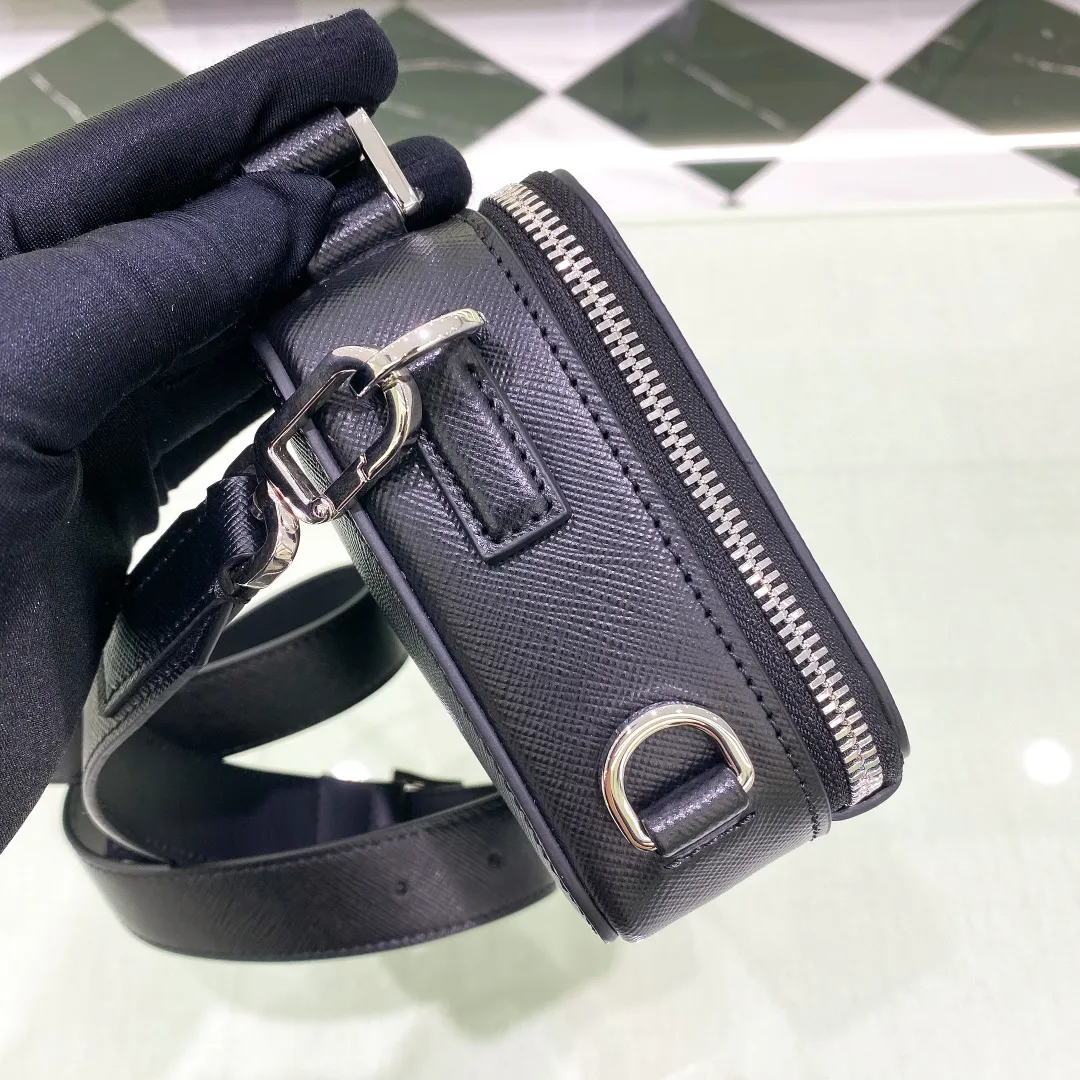 ✨New product debut✨Men's Cross Pattern Cowhide Messenger Bag Brique Camera Bag 2vh070 Men's latest hot style is here‼ ️ The entire bag is made of the iconic Saffiano cowhide. The iconic triangle logo is carefully decorated on it. The classic cross-grained calfskin leather is paired with a nylon shoulder strap. It is very textured and noble. The single zipper design has a powerful storage function. It is super versatile and good-looking. Elegant men must buy it! The perfect details are comparable to the brick cabinets. Super 5🌟Review Size: 18*12*5.5cm Black💰1360