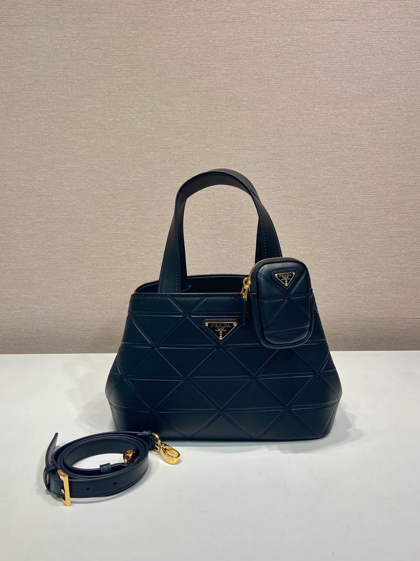 💰1860🎉New Tote Bag🎉1BG548 Small🎉🎉 This versatile tote bag has exquisite and elegant details, decorated with Ho-style topstitching inspired by the classic Symbole and adjustable leather handles. Detachable and adjustable leather shoulder strap and small bag, large capacity, babies, hurry up and get it🎉🎉Length 26xH 17x13.5cm🎉🎉🎉👏👏👏