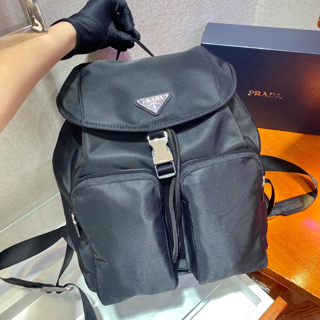 💰1060✨ Upgraded version of backpack✨Original item👏👏The latest popular nylon backpack 1BZ005 A, classic triangular enamel logo, imported parachute fabric + top hardware accessories , two pockets on the front and a flap buckle design make it more convenient and practical👍👍worth owning, length 30x height 34x bottom 13cm👏🏻👏🏻👏🏻💰💰💰