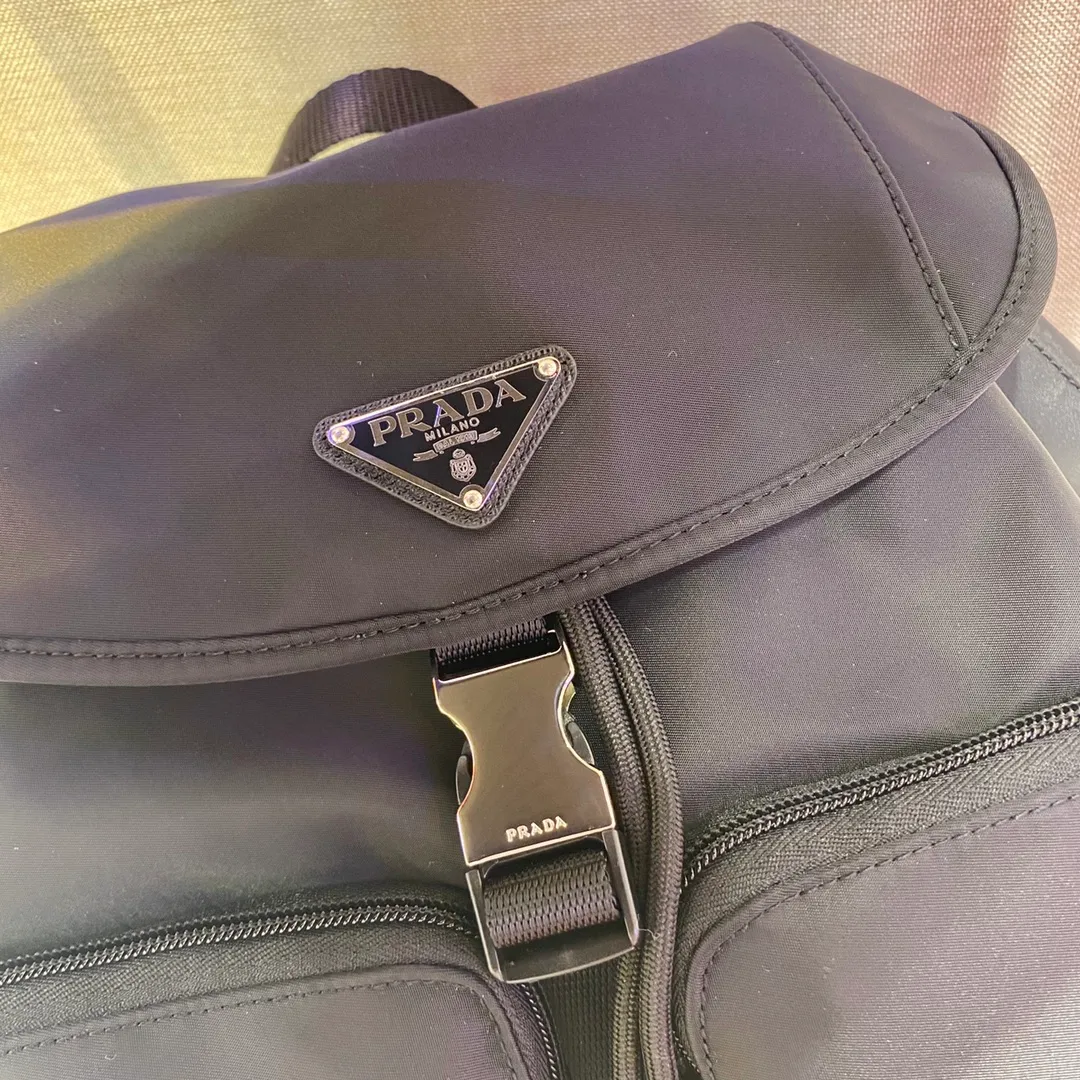 💰1060✨ Upgraded version of backpack✨Original item👏👏The latest popular nylon backpack 1BZ005 A, classic triangular enamel logo, imported parachute fabric + top hardware accessories , two pockets on the front and a flap buckle design make it more convenient and practical👍👍worth owning, length 30x height 34x bottom 13cm👏🏻👏🏻👏🏻💰💰💰
