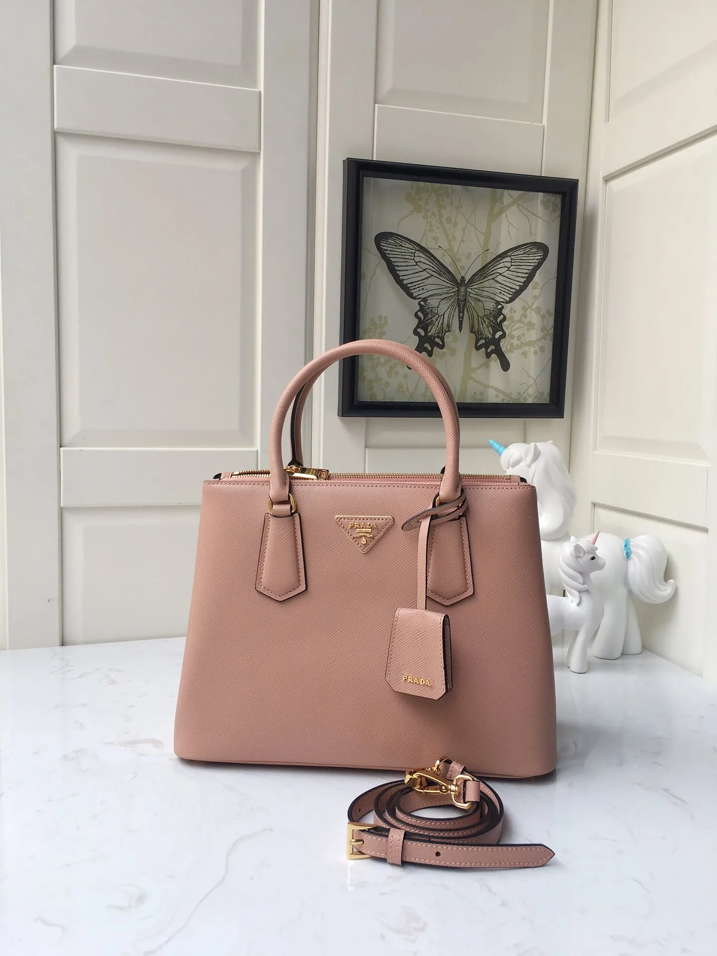 💰2040🎉1BA232 hot model🎉, original item👍👍 Made of imported Saffiano leather material, double leather handles, detachable and adjustable leather shoulder straps, and two zipper pockets on the outside. This Galleria handbag has a classic and timeless design. It is the most iconic classic hot style, a favorite of ladies😘, length 31X height 22.5x bottom 13.5cm.,
