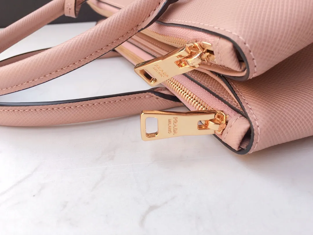 💰2040🎉1BA232 hot model🎉, original item👍👍 Made of imported Saffiano leather material, double leather handles, detachable and adjustable leather shoulder straps, and two zipper pockets on the outside. This Galleria handbag has a classic and timeless design. It is the most iconic classic hot style, a favorite of ladies😘, length 31X height 22.5x bottom 13.5cm.,