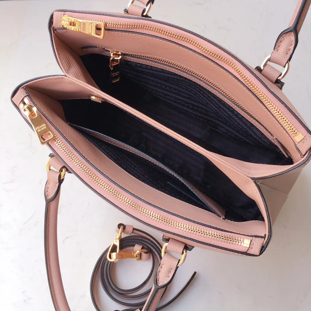 💰2040🎉1BA232 hot model🎉, original item👍👍 Made of imported Saffiano leather material, double leather handles, detachable and adjustable leather shoulder straps, and two zipper pockets on the outside. This Galleria handbag has a classic and timeless design. It is the most iconic classic hot style, a favorite of ladies😘, length 31X height 22.5x bottom 13.5cm.,