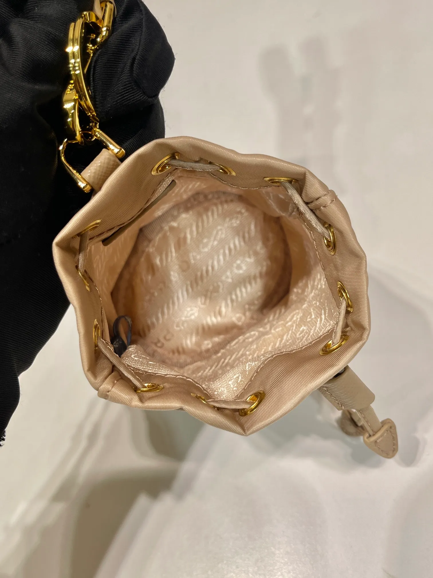 💰380🎉mini bucket bag🎉1TT202 new product🎉🎉 This bucket-shaped mini bag is made of Re-Nylon, with a drawstring design at the mouth, and exquisite details such as leather wristbands and gold-plated hardware. The capacity is large, and cards/car keys🔑/lipstick💄 are all no problem. The mini bucket bag you have been longing for has arrived👏👏 Length 8.5x Height 10.5cm🎉🎉🎉👏👏👏