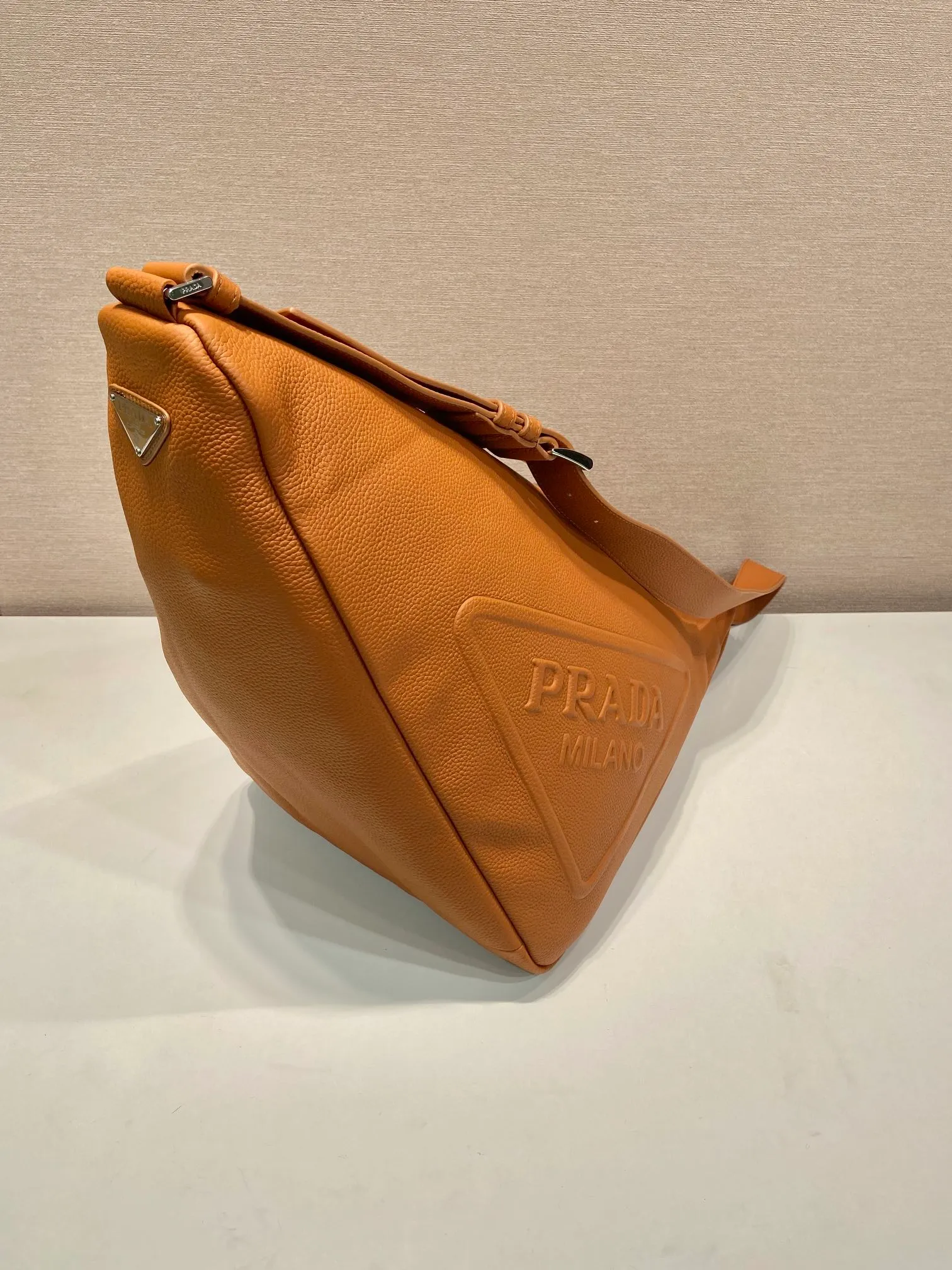 💰1860👏Full leather triangle bag👏2VY007 new color👍👍 The triangle bag that is popular among Internet celebrities is here😘. This multifunctional triangle leather crossbody bag is equipped with an adjustable shoulder strap, making it easy to carry it in different ways. The novel bag body design reinterprets the exquisite atmosphere of the same color. The large triangle design can be carried and carried, and it is full of combat power. It is really too towering. The casual style adds a great sense of youth! It’s perfect, very fashionable on the street👏👏 Bag opening length 60cm/bottom length 22.5x height 31x bottom width 28cm👏👏👏