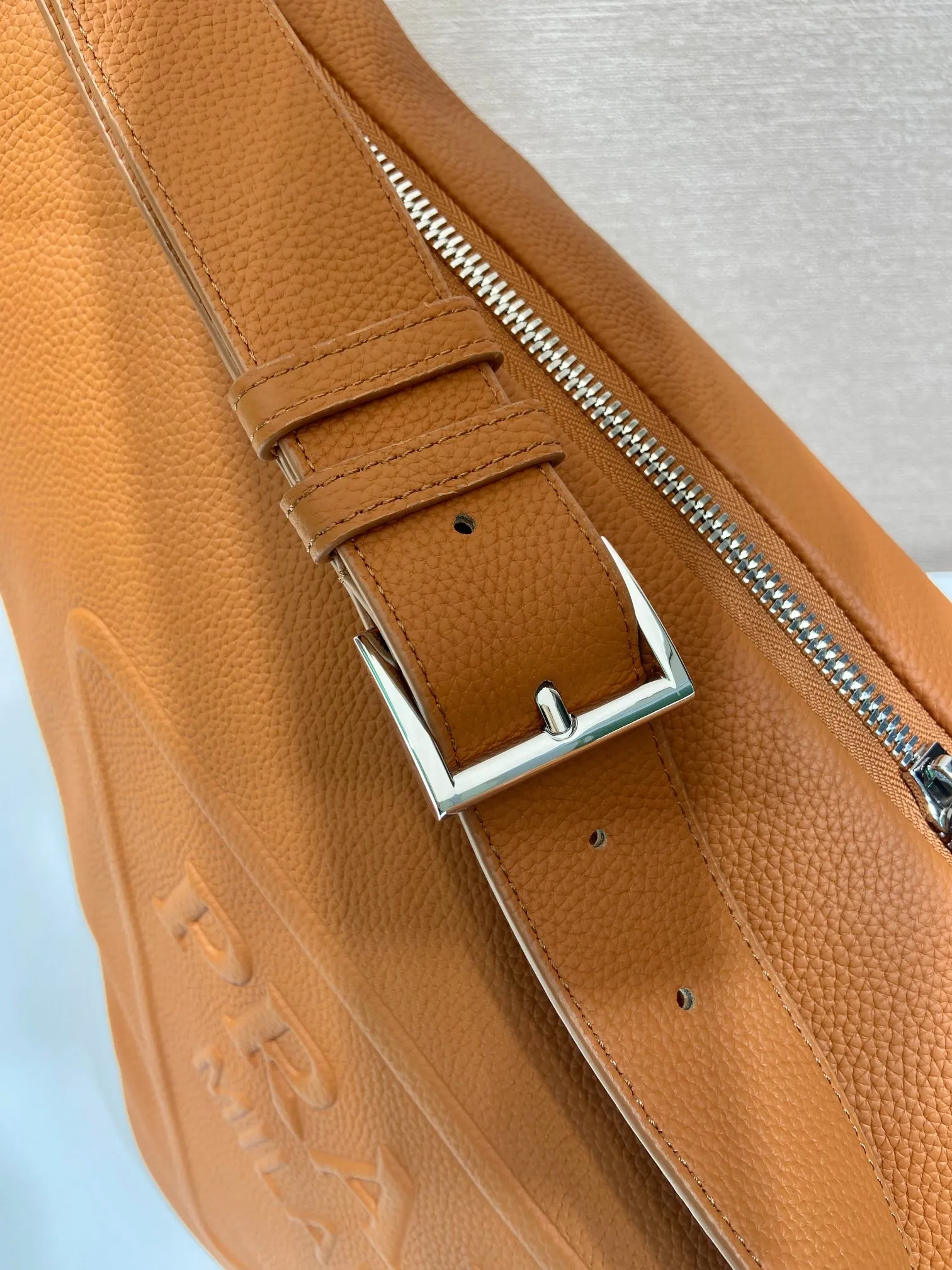 💰1860👏Full leather triangle bag👏2VY007 new color👍👍 The triangle bag that is popular among Internet celebrities is here😘. This multifunctional triangle leather crossbody bag is equipped with an adjustable shoulder strap, making it easy to carry it in different ways. The novel bag body design reinterprets the exquisite atmosphere of the same color. The large triangle design can be carried and carried, and it is full of combat power. It is really too towering. The casual style adds a great sense of youth! It’s perfect, very fashionable on the street👏👏 Bag opening length 60cm/bottom length 22.5x height 31x bottom width 28cm👏👏👏