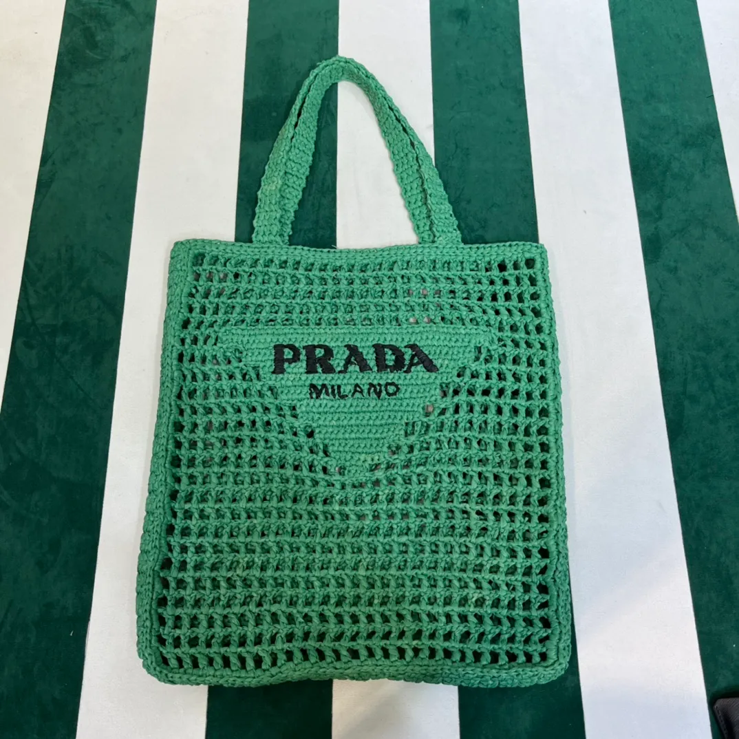 💰1160 Raffia Upgraded Version/Green🌲 𝗣𝗿'𝗮𝗱𝗮Raffia Fiber Tote Bag Made of high-quality imported raffia🌿 Purely handmade! Every craftsman makes it with care and crochets it stitch by stitch! How can summer outings, picnics, and photo shoots be complete without a beautiful, lightweight and chic straw bag? 393 Size: 36×4×38cm