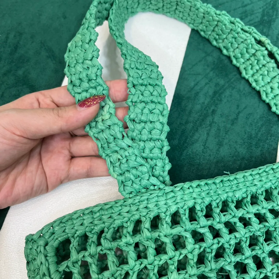 💰1160 Raffia Upgraded Version/Green🌲 𝗣𝗿'𝗮𝗱𝗮Raffia Fiber Tote Bag Made of high-quality imported raffia🌿 Purely handmade! Every craftsman makes it with care and crochets it stitch by stitch! How can summer outings, picnics, and photo shoots be complete without a beautiful, lightweight and chic straw bag? 393 Size: 36×4×38cm