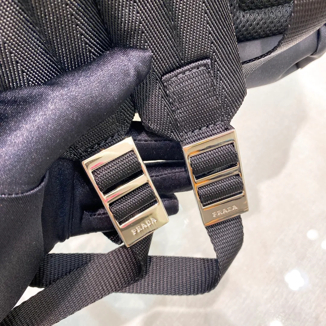 💰1260✨New first release✨ Original order quality Pra*a latest model 2VZ066 Enamel triangular micro-label Imported original parachute fabric Use imported equipment✈️+The lines are clear ZP synchronized original hardware accessories Adjustable fabric shoulder straps stainless steel accessories Perfect details comparable to counters 😘With OEM code Size 40*17*29 Fashionable and casual, a must-have for fashionistas [satisfied][satisfied]