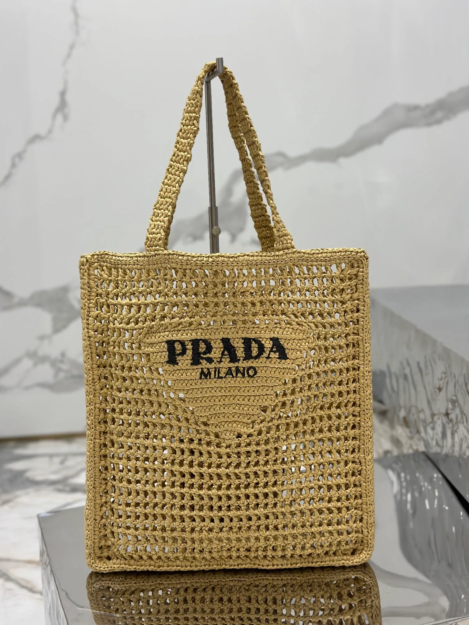 💰1160🌟Raffia woven tote bag This soft deconstructed tote bag is made of raffia fiber material. The light and natural material expresses the summer mood. The iconic house triangle logo is reinterpreted and decorates the front of the bag, with an embroidered lettering logo in the center to evoke the brand's style. Dimensions: length 36x height 38x bottom 3cm Style number: 1BG393