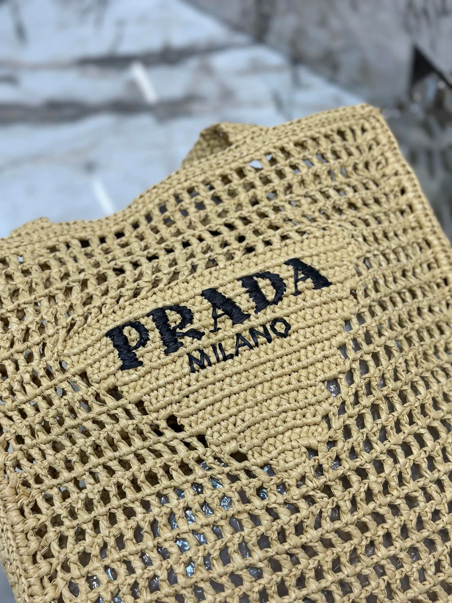💰1160🌟Raffia woven tote bag This soft deconstructed tote bag is made of raffia fiber material. The light and natural material expresses the summer mood. The iconic house triangle logo is reinterpreted and decorates the front of the bag, with an embroidered lettering logo in the center to evoke the brand's style. Dimensions: length 36x height 38x bottom 3cm Style number: 1BG393