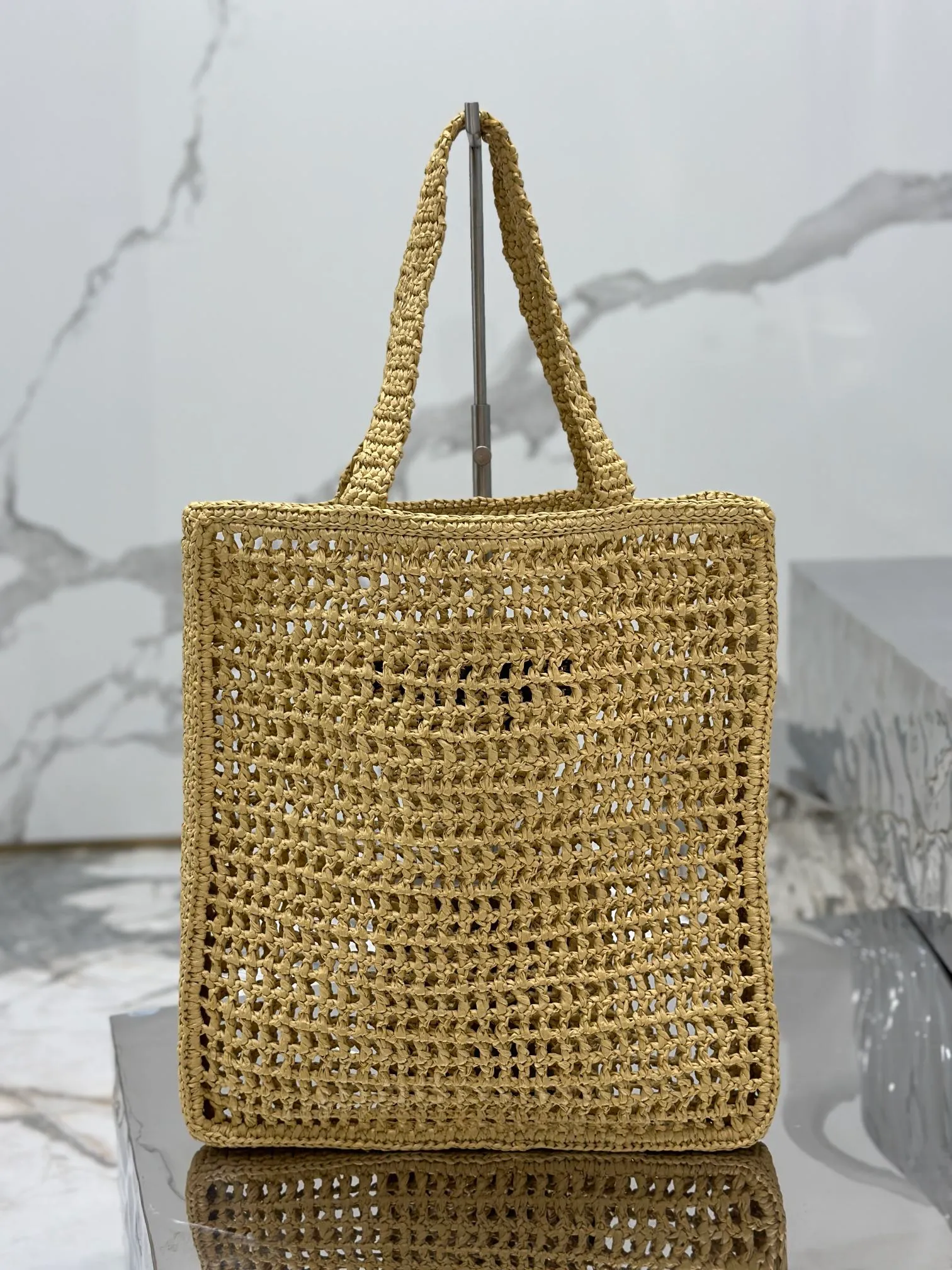 💰1160🌟Raffia woven tote bag This soft deconstructed tote bag is made of raffia fiber material. The light and natural material expresses the summer mood. The iconic house triangle logo is reinterpreted and decorates the front of the bag, with an embroidered lettering logo in the center to evoke the brand's style. Dimensions: length 36x height 38x bottom 3cm Style number: 1BG393