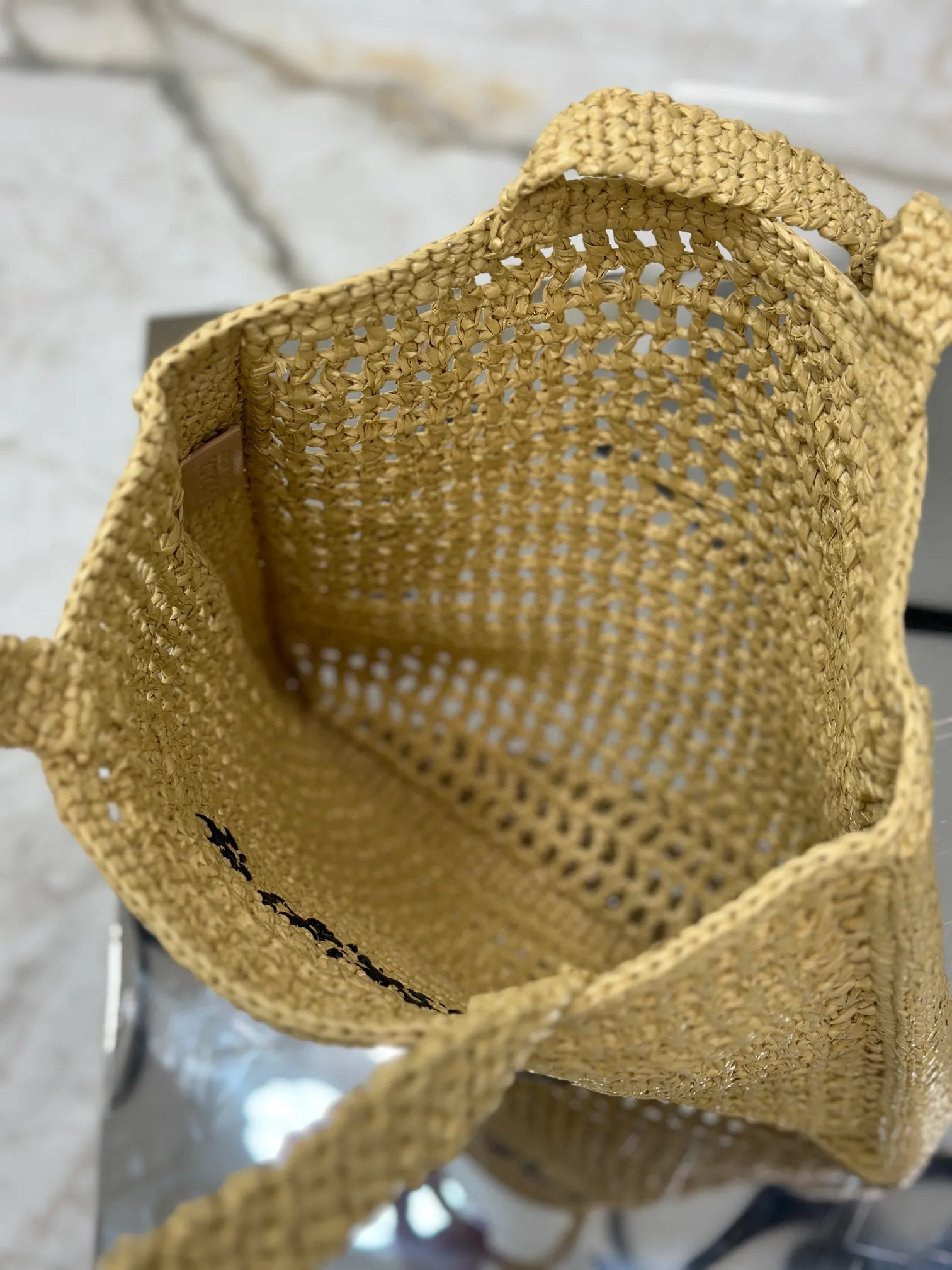 💰1160🌟Raffia woven tote bag This soft deconstructed tote bag is made of raffia fiber material. The light and natural material expresses the summer mood. The iconic house triangle logo is reinterpreted and decorates the front of the bag, with an embroidered lettering logo in the center to evoke the brand's style. Dimensions: length 36x height 38x bottom 3cm Style number: 1BG393