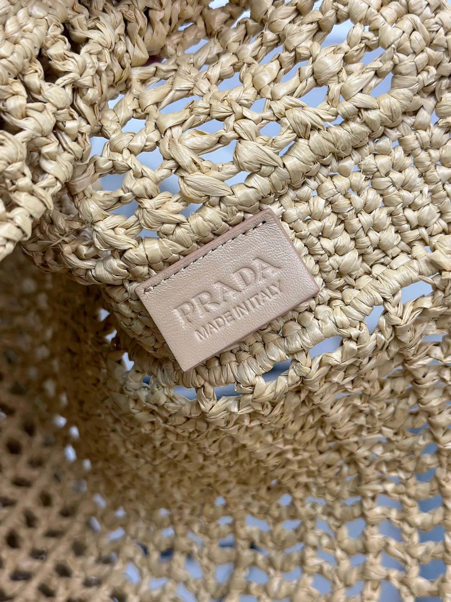 💰1160🌟Raffia woven tote bag This soft deconstructed tote bag is made of raffia fiber material. The light and natural material expresses the summer mood. The iconic house triangle logo is reinterpreted and decorates the front of the bag, with an embroidered lettering logo in the center to evoke the brand's style. Dimensions: length 36x height 38x bottom 3cm Style number: 1BG393