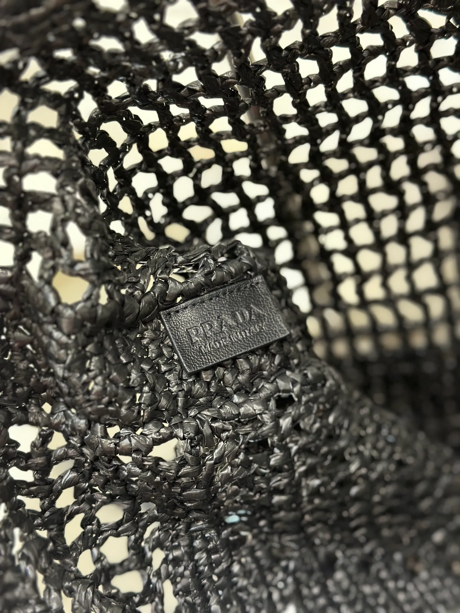 💰1160🌟Raffia woven tote bag This soft deconstructed tote bag is made of raffia fiber material. The light and natural material expresses the summer mood. The iconic house triangle logo is reinterpreted and decorates the front of the bag, with an embroidered lettering logo in the center to evoke the brand's style. Dimensions: length 36x height 38x bottom 3cm Style number: 1BG393
