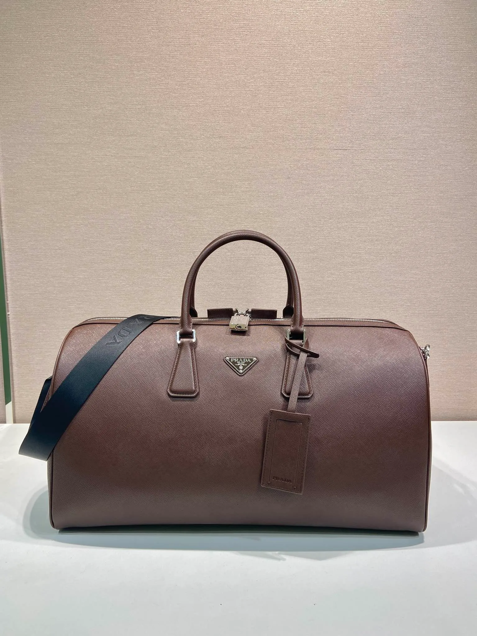 💰2360🎉New travel bag🎉2VC018🎉🎉New color This elegant travel bag is made of Saffiano leather, equipped with a wraparound zipper and nylon shoulder strap, highlighting the rigorous design concept. It's finished with a leather name tag and metal lock with engraved logo. Simple and elegant. Hurry up and get it🎉🎉 Length 50x Height 27.5x Bottom 25cm🎉🎉🎉👏👏👏