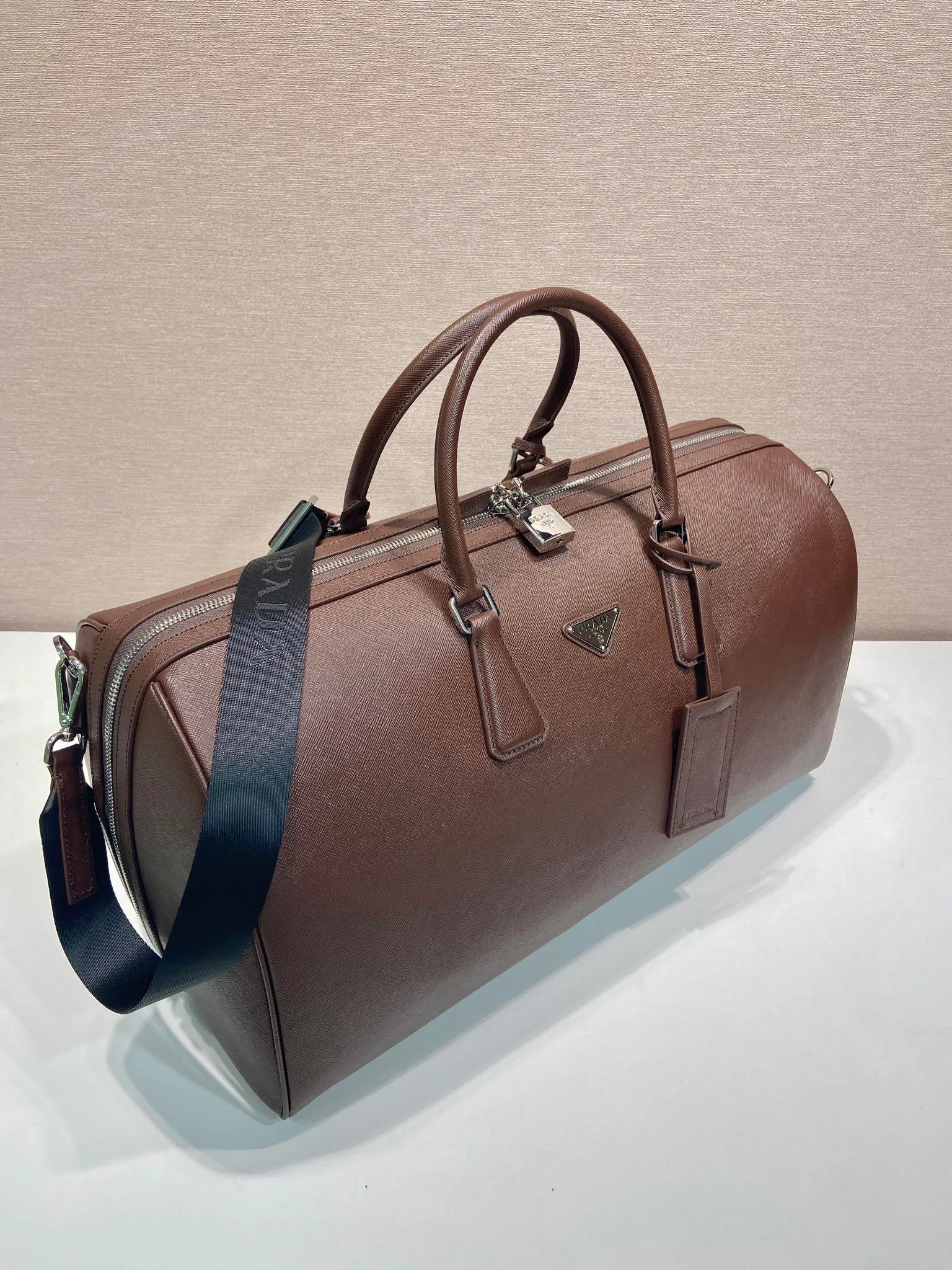 💰2360🎉New travel bag🎉2VC018🎉🎉New color This elegant travel bag is made of Saffiano leather, equipped with a wraparound zipper and nylon shoulder strap, highlighting the rigorous design concept. It's finished with a leather name tag and metal lock with engraved logo. Simple and elegant. Hurry up and get it🎉🎉 Length 50x Height 27.5x Bottom 25cm🎉🎉🎉👏👏👏