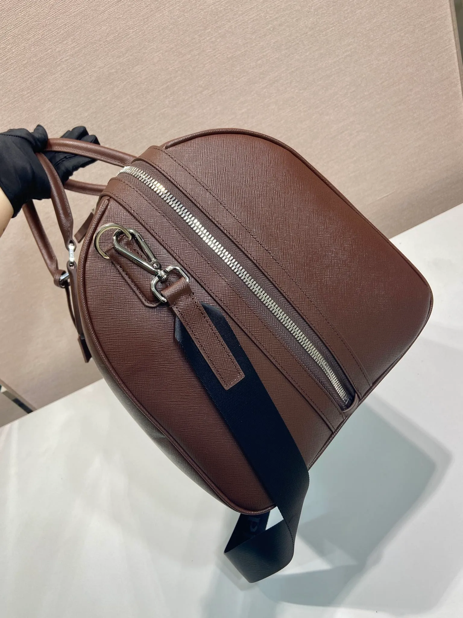 💰2360🎉New travel bag🎉2VC018🎉🎉New color This elegant travel bag is made of Saffiano leather, equipped with a wraparound zipper and nylon shoulder strap, highlighting the rigorous design concept. It's finished with a leather name tag and metal lock with engraved logo. Simple and elegant. Hurry up and get it🎉🎉 Length 50x Height 27.5x Bottom 25cm🎉🎉🎉👏👏👏