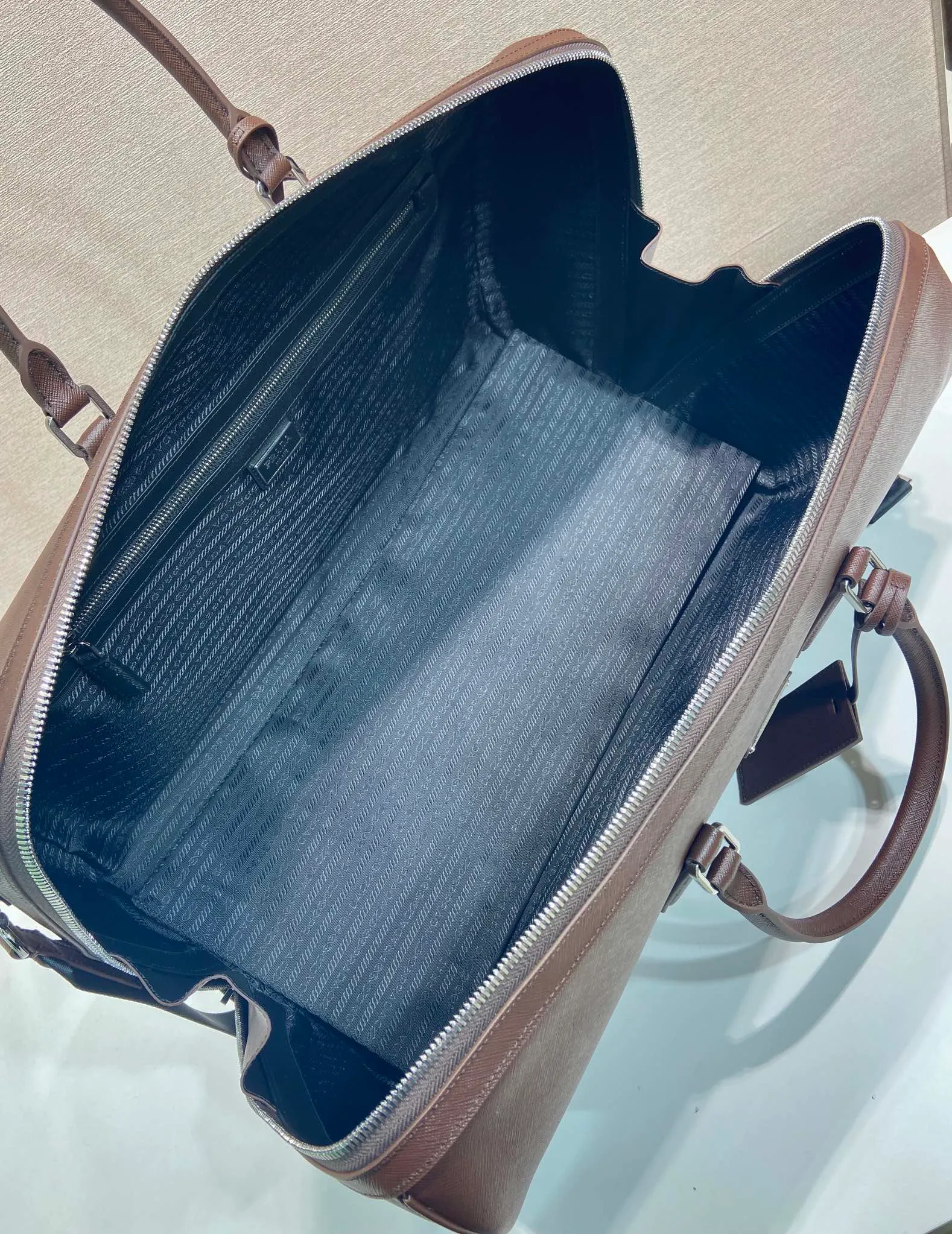💰2360🎉New travel bag🎉2VC018🎉🎉New color This elegant travel bag is made of Saffiano leather, equipped with a wraparound zipper and nylon shoulder strap, highlighting the rigorous design concept. It's finished with a leather name tag and metal lock with engraved logo. Simple and elegant. Hurry up and get it🎉🎉 Length 50x Height 27.5x Bottom 25cm🎉🎉🎉👏👏👏