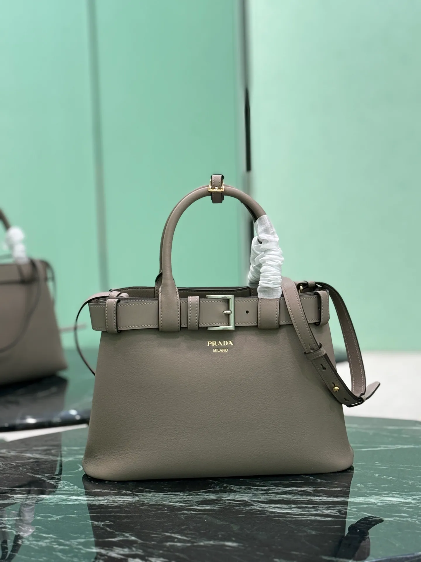 💰2000, drawstring handbag (small size) 2024 new DoubleBag shopping bag Double series imported cowhide, with full sheepskin interior, elegant and simple bag design with printed letter logo on the front, logo portable shoulder strap adjustable length, built-in three compartments, middle inner pocket, and the unique design of the large leather belt shows vitality! Size: 32Ｘ23︸11CM Style number: 1BA434