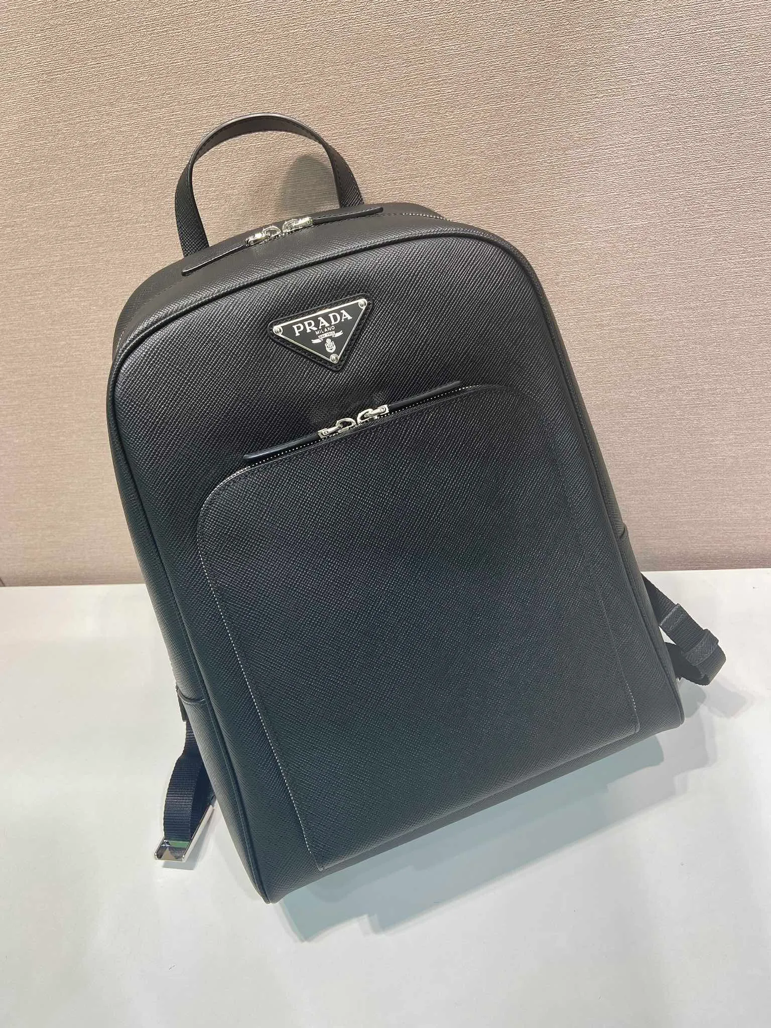 💰2360🎉New backpack🎉2VZ102 new👏Original item👍👍 Made of imported Saffiano leather material, metal hardware accessories, two adjustable leather straps😘😘With two-way zipper, front pocket design, this backpack is simple and fashionable. It can meet various occasions such as commuting to work or daily travel during vacation. Another popular style that will never go out of style👍👍Length 30x Height 43x Bottom 12.5cm👏👏👏💰💰💰