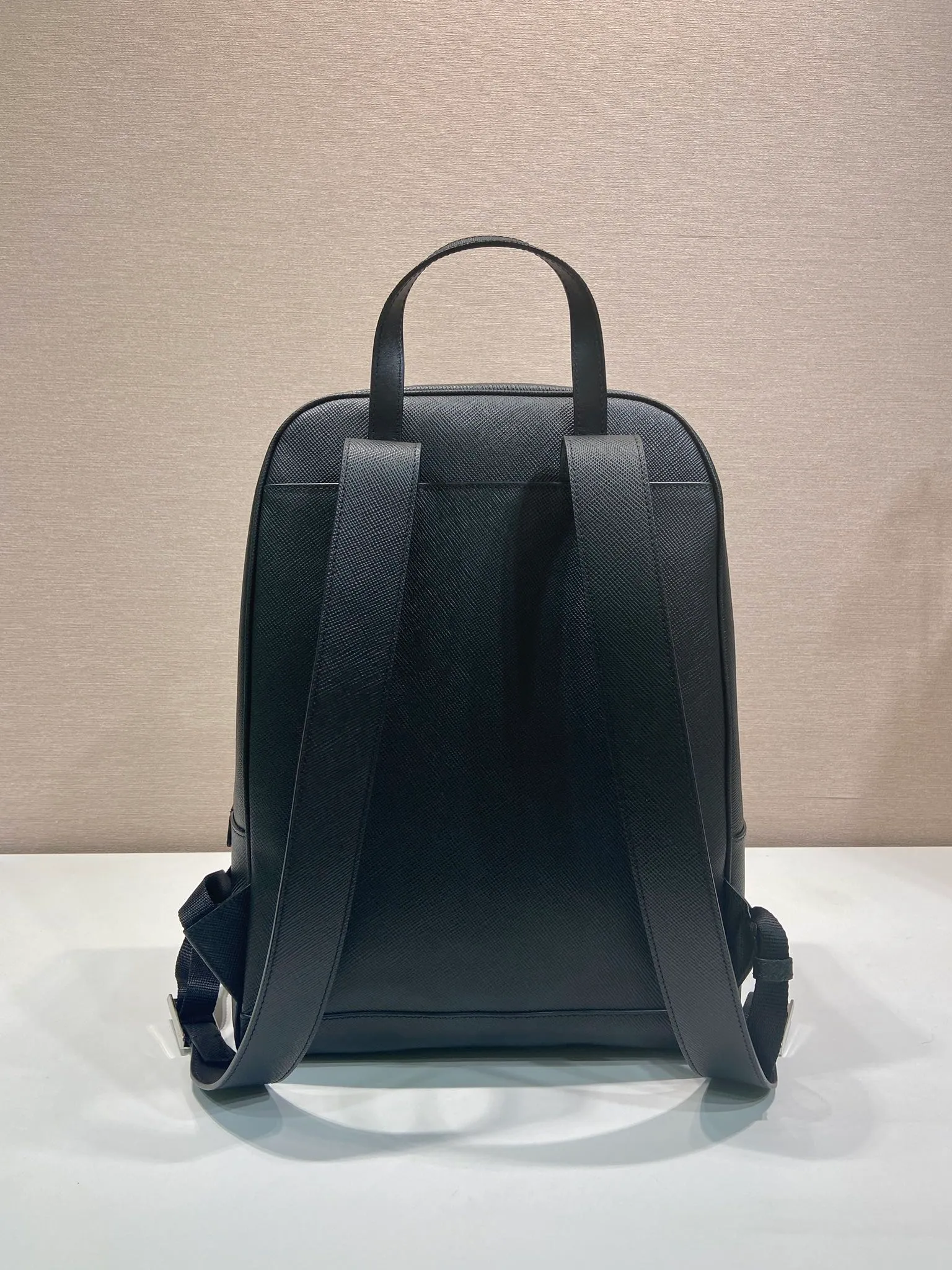 💰2360🎉New backpack🎉2VZ102 new👏Original item👍👍 Made of imported Saffiano leather material, metal hardware accessories, two adjustable leather straps😘😘With two-way zipper, front pocket design, this backpack is simple and fashionable. It can meet various occasions such as commuting to work or daily travel during vacation. Another popular style that will never go out of style👍👍Length 30x Height 43x Bottom 12.5cm👏👏👏💰💰💰