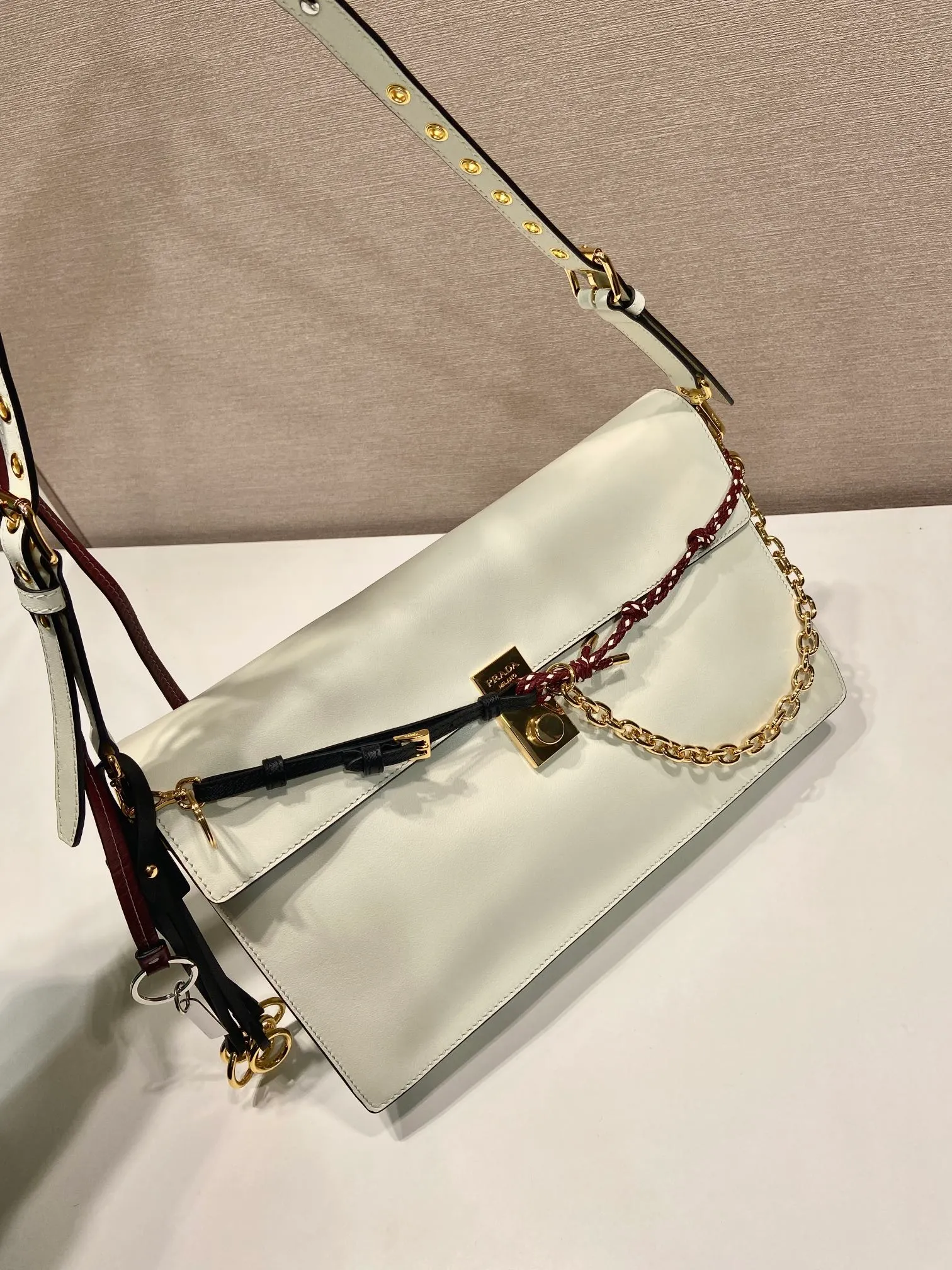 💰1900🎉Punk Style🎉1BD378 Large🎉🎉 This new Soft Sound handbag is made of soft leather inside/outside, with ample space, chic and versatile. One-shoulder style with two compartments and gold-tone hardware. What I love the most is the detachable pendant as the finishing touch😘to show the diverse and fashionable style. The upper body effect is so classy, ​​I love it😘, it’s another popular model for internet celebrities, babies, hurry up and get it🎉🎉 Length 35x Height 19.5x Bottom 10.5cm🎉🎉🎉👏👏👏