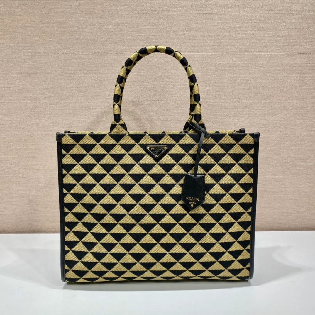 💰1560, embroidered fabric bag👏1BA356 large size👏👏No long shoulder strap👌 This embroidered tote bag is made of imported Saffiano leather and unique embroidered fabric👍 Large fabric handle design, simple and elegant💕So beautiful😘Cute and cool😎, suitable for any occasion. Another popular item recognized by internet celebrities/celebrities👏👏Hurry up and get it😘Beautiful girls😘 Large size: length 39x height 31x bottom 11cm