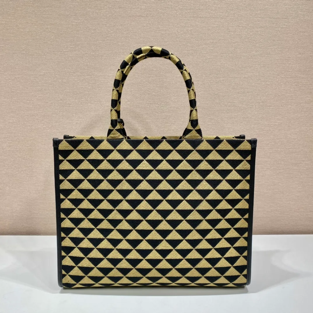 💰1560, embroidered fabric bag👏1BA356 large size👏👏No long shoulder strap👌 This embroidered tote bag is made of imported Saffiano leather and unique embroidered fabric👍 Large fabric handle design, simple and elegant💕So beautiful😘Cute and cool😎, suitable for any occasion. Another popular item recognized by internet celebrities/celebrities👏👏Hurry up and get it😘Beautiful girls😘 Large size: length 39x height 31x bottom 11cm