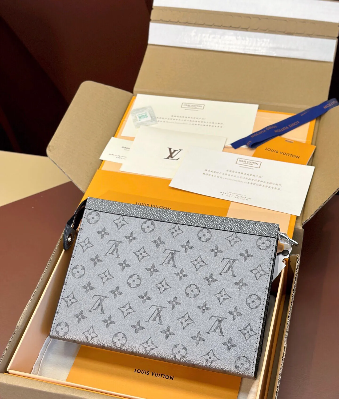 p¥360👉nfc dynamic chip version👈【Top original all-steel hardware】M30840 gray This Pochette Voyage clutch combines the unique texture of Taïga leather and the restrained atmosphere of Monogram canvas, with a zipper to open the card slot and internal patch pocket. Suitable for hand-holding or as a travel organizer inside a large handbag. Dimensions: 27.0 x 21.0 x 6.0 cm (L x H x W) Comes in gift box