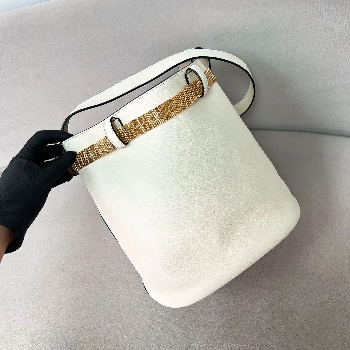 💰1700✨New product launch✨2025 spring and summer new product Buckle bucket bag 1BE085 inherits the classic bucket bag shape. The newly designed leather belt has a unique style that makes the bag infinitely dynamic. It is made of chic and noble calfskin. The bag is decorated with metallic mesh design. It is equipped with tortoise shell panel buckle. Elegant and simple bag body design is decorated with unique hardware decoration, showing a refined and elegant aesthetic style. Equipped with an adjustable hand strap, perfect details comparable to brick cabinets, super awesome 5🌟 size: 29*26.5*18cm white