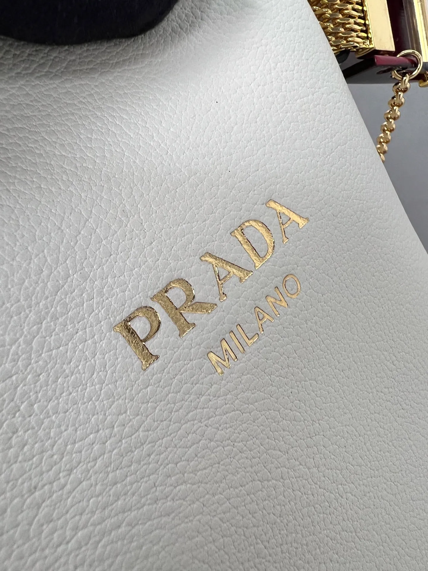 💰1700✨New product launch✨2025 spring and summer new product Buckle bucket bag 1BE085 inherits the classic bucket bag shape. The newly designed leather belt has a unique style that makes the bag infinitely dynamic. It is made of chic and noble calfskin. The bag is decorated with metallic mesh design. It is equipped with tortoise shell panel buckle. Elegant and simple bag body design is decorated with unique hardware decoration, showing a refined and elegant aesthetic style. Equipped with an adjustable hand strap, perfect details comparable to brick cabinets, super awesome 5🌟 size: 29*26.5*18cm white