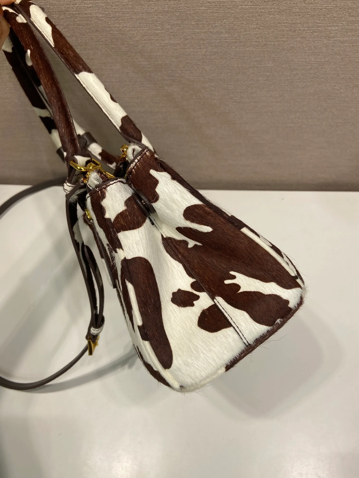 💰1840🎉New product🎉1BA457 horse hair🎉🎉 This Galleria handbag has an elegant and timeless design, reflecting the brand's characteristics in many aspects. Classic silhouettes are reimagined in slim silhouettes and animal-print leather for an avant-garde style. Detachable and adjustable leather shoulder strap and keychain, pocket zipper outer pocket, metal hardware accessories, leather triangular metal letter logo on the front, large capacity, another timeless hot item🎉🎉A must-have for winter, get it now🎉🎉 Length 30x Height 14x Bottom 10.5cm🎉🎉🎉💰💰💰