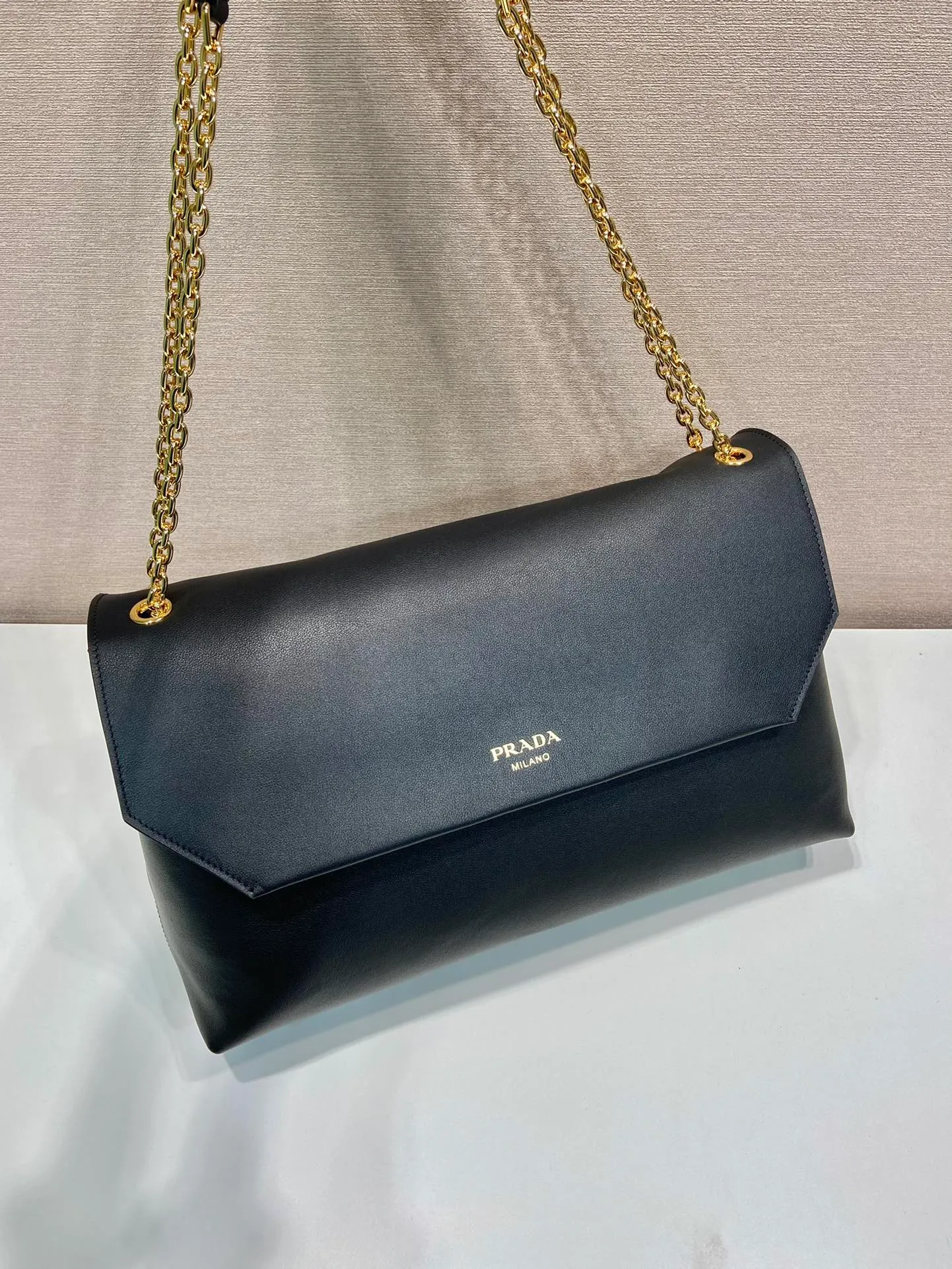 💰2000🎉New product🎉1BD368 women's model🎉🎉 This new women's bag is made of imported calfskin with imported lambskin inside. With a flip-top design, the iron strap can be lengthened or shortened, and can be carried on the shoulder or across the body. It can be exchanged on different occasions, the space is large, and the upper body effect is very beautiful👍👍Hurry up and get it, it is worth owning. 👏👏 Length 38x Height 23x Bottom 12cm👏👏👏🎉🎉🎉