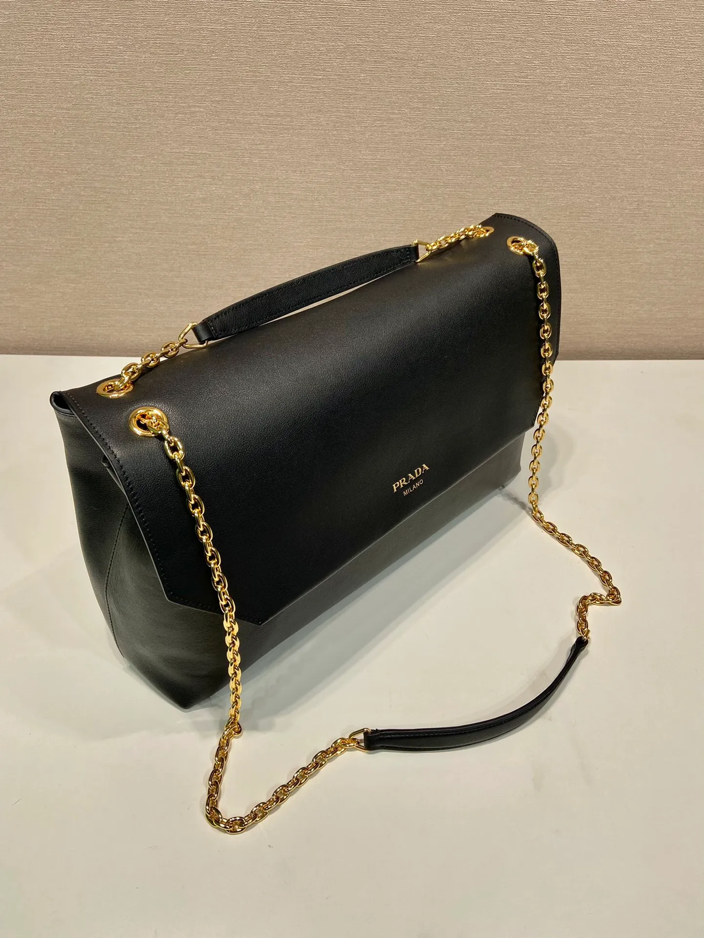 💰2000🎉New product🎉1BD368 women's model🎉🎉 This new women's bag is made of imported calfskin with imported lambskin inside. With a flip-top design, the iron strap can be lengthened or shortened, and can be carried on the shoulder or across the body. It can be exchanged on different occasions, the space is large, and the upper body effect is very beautiful👍👍Hurry up and get it, it is worth owning. 👏👏 Length 38x Height 23x Bottom 12cm👏👏👏🎉🎉🎉