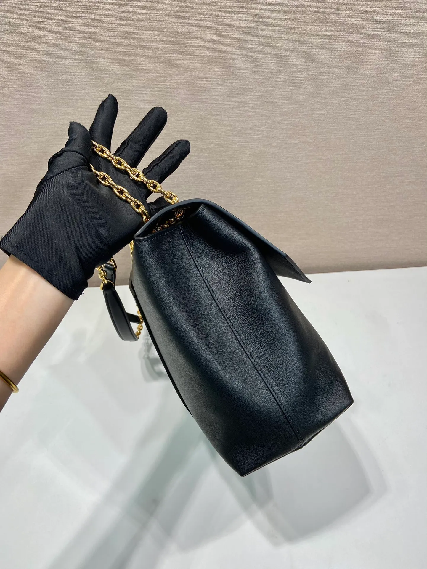 💰2000🎉New product🎉1BD368 women's model🎉🎉 This new women's bag is made of imported calfskin with imported lambskin inside. With a flip-top design, the iron strap can be lengthened or shortened, and can be carried on the shoulder or across the body. It can be exchanged on different occasions, the space is large, and the upper body effect is very beautiful👍👍Hurry up and get it, it is worth owning. 👏👏 Length 38x Height 23x Bottom 12cm👏👏👏🎉🎉🎉