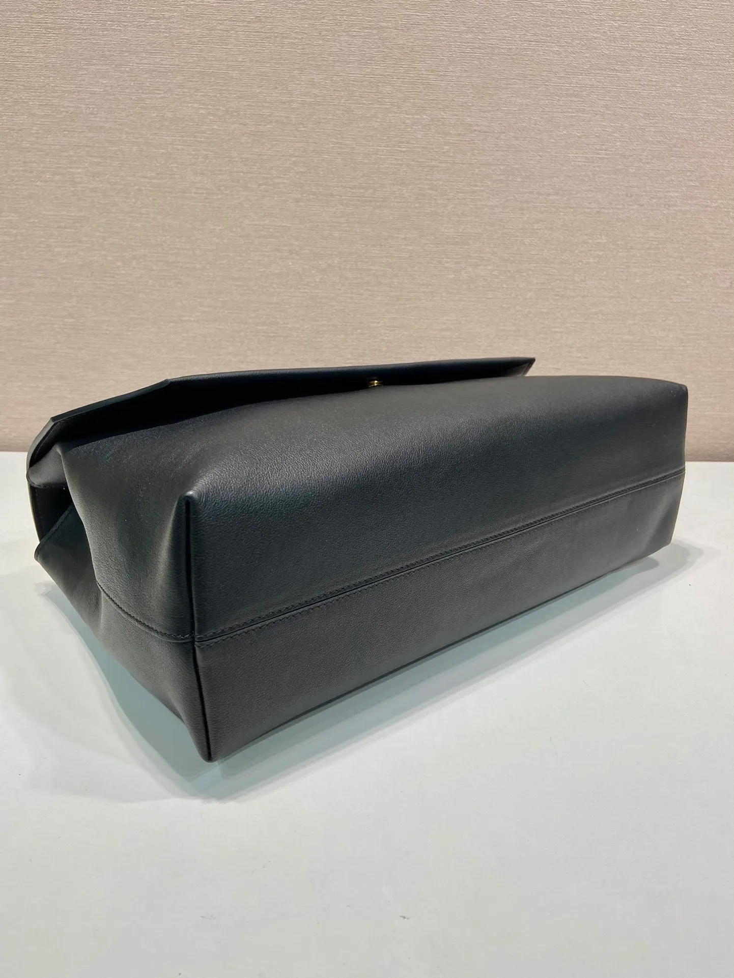💰2000🎉New product🎉1BD368 women's model🎉🎉 This new women's bag is made of imported calfskin with imported lambskin inside. With a flip-top design, the iron strap can be lengthened or shortened, and can be carried on the shoulder or across the body. It can be exchanged on different occasions, the space is large, and the upper body effect is very beautiful👍👍Hurry up and get it, it is worth owning. 👏👏 Length 38x Height 23x Bottom 12cm👏👏👏🎉🎉🎉