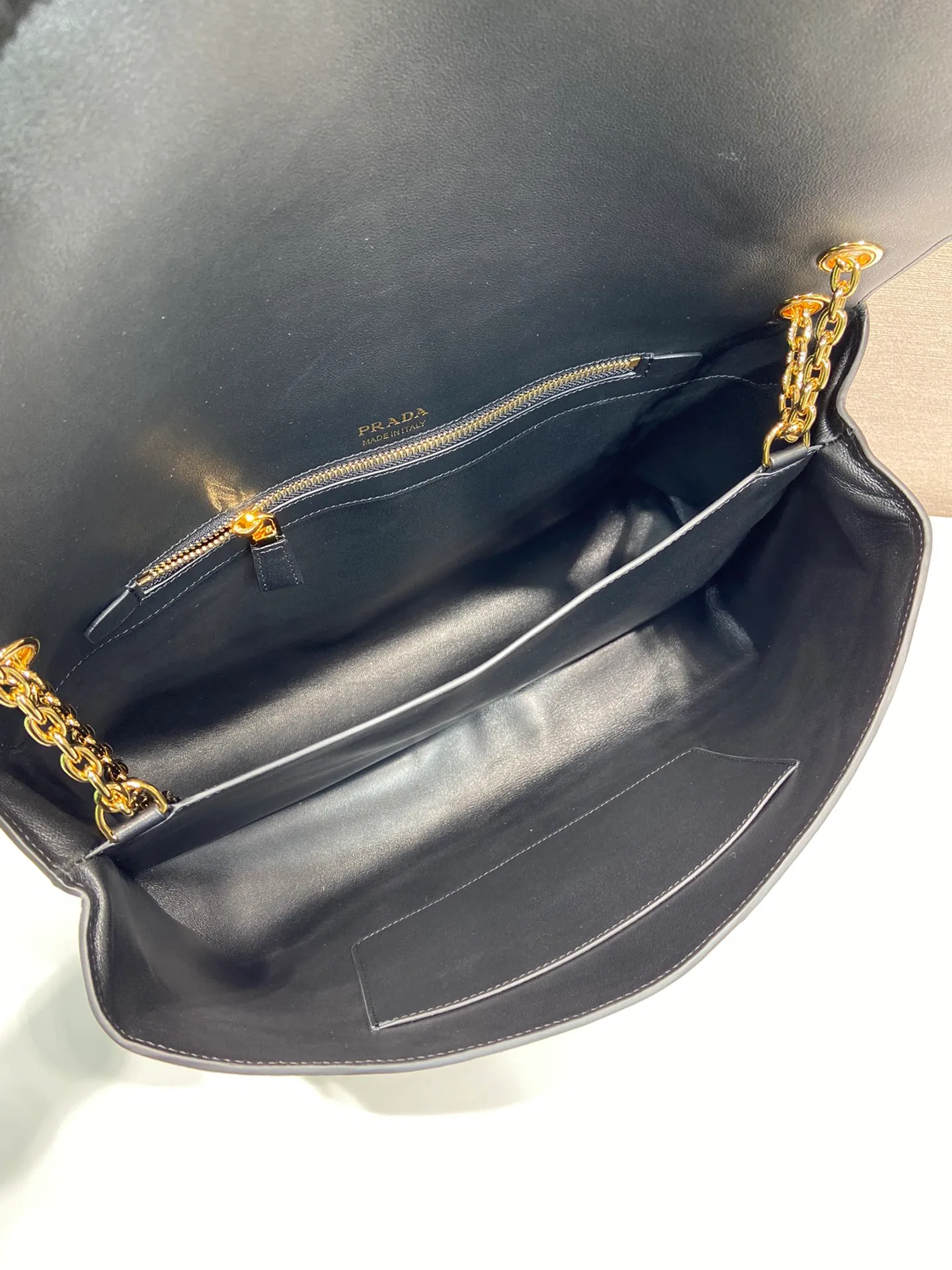 💰2000🎉New product🎉1BD368 women's model🎉🎉 This new women's bag is made of imported calfskin with imported lambskin inside. With a flip-top design, the iron strap can be lengthened or shortened, and can be carried on the shoulder or across the body. It can be exchanged on different occasions, the space is large, and the upper body effect is very beautiful👍👍Hurry up and get it, it is worth owning. 👏👏 Length 38x Height 23x Bottom 12cm👏👏👏🎉🎉🎉